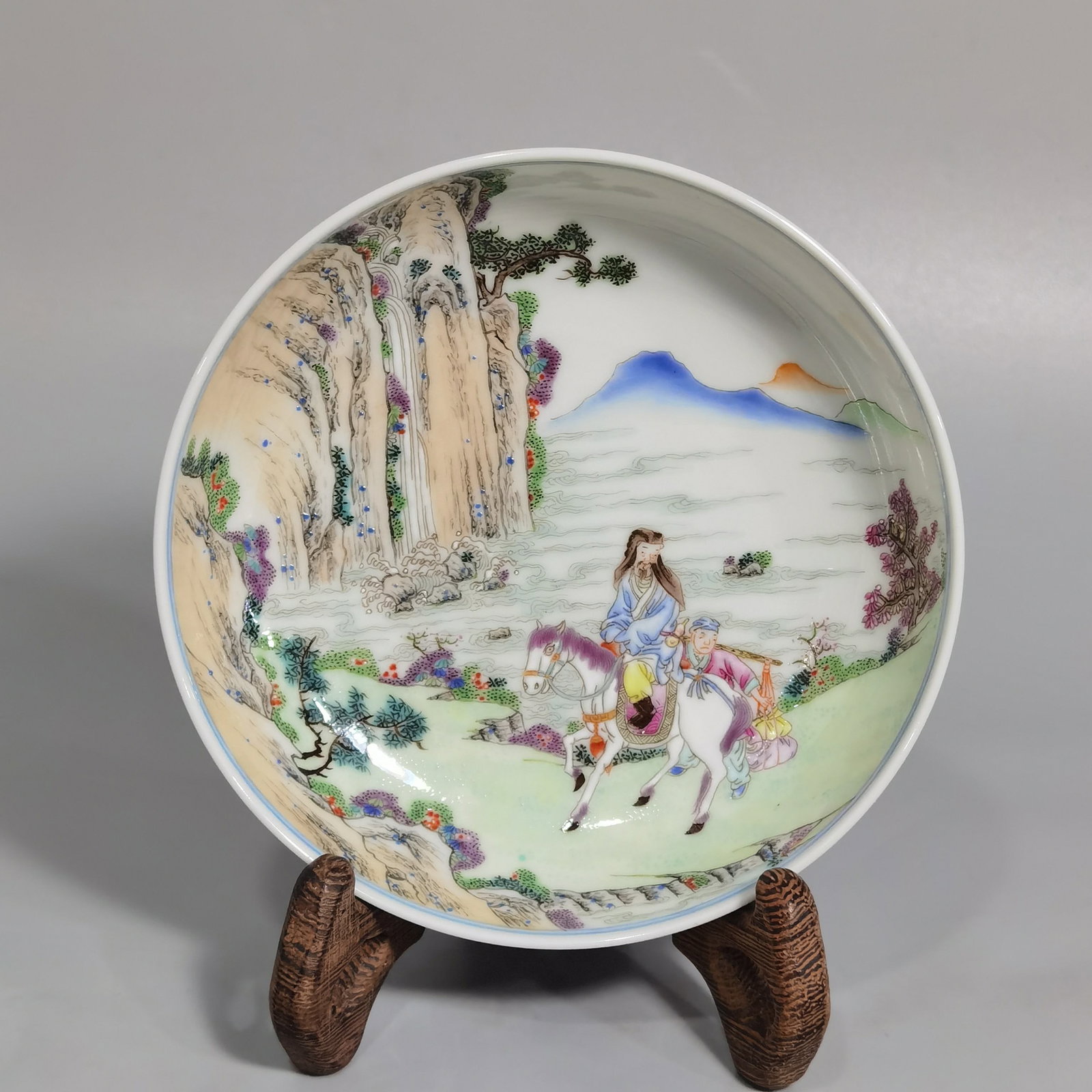 An Exquisite Famille-Rose Character and Story Pattern Plate: An Exquisite Famille-Rose Character and Story Pattern Plate,Qing Dynasty,China,Yongzheng Six-character Mark,Size:4.3inx1.4in