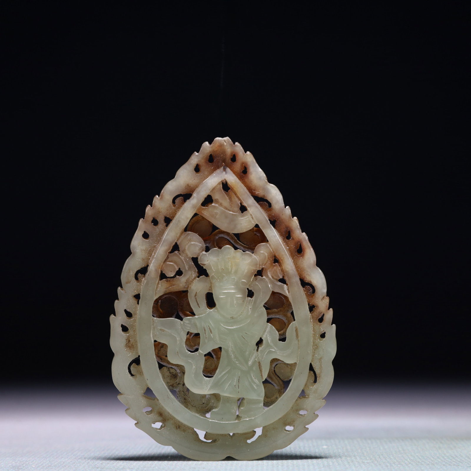 An Exquisite White Jade Figure Pattern Pendant: An Exquisite White Jade Figure Pattern Pendant,Qing Dynasty,China,Size:2inx2.8in,Weight:43.7g 白玉人物纹挂件,中国清代