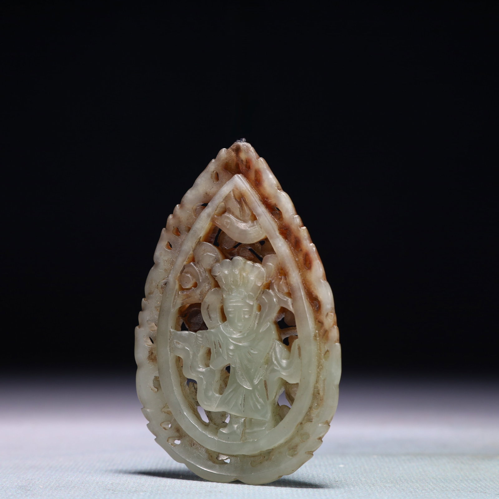 An Exquisite White Jade Figure Pattern Pendant - 2