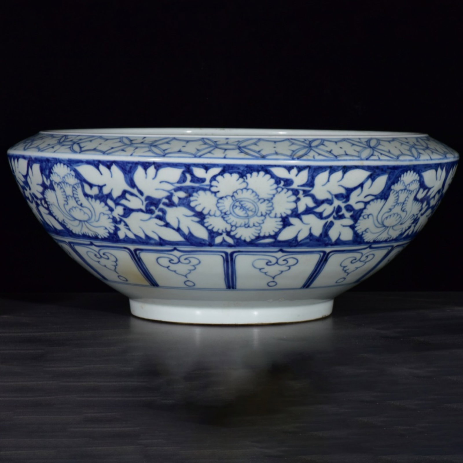An Exquisite Blue and White Auspicious Cloud and Dragon Pattern Bowl: An Exquisite Blue and White Auspicious Cloud and Dragon Pattern Bowl,Yuan Dynasty,China,Size:6.7inx15.7in 青花祥云龙纹碗,中国元代