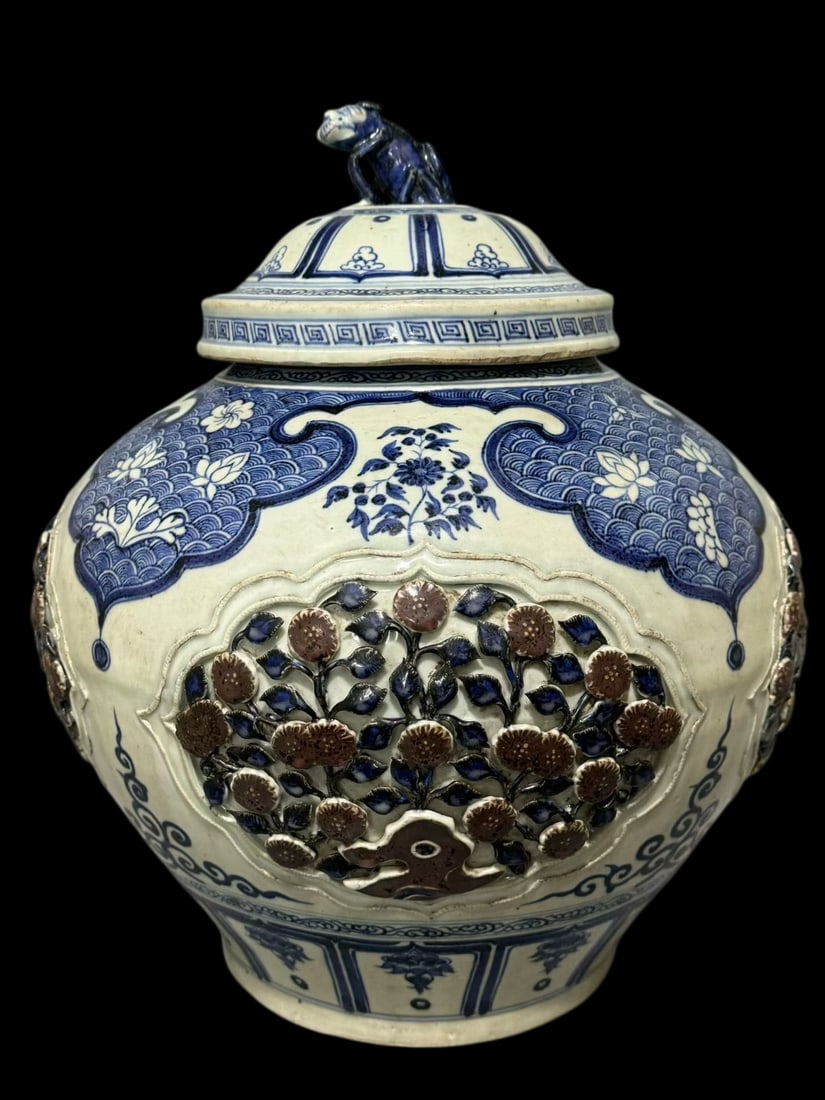 A Rare Blue and White Underglaze-Red Seawater Flower Pattern Jar with Cover: A Rare Blue and White Underglaze-Red Seawater Flower Pattern Jar with Cover,Qing Dynasty,China,Size:14.6inx11in