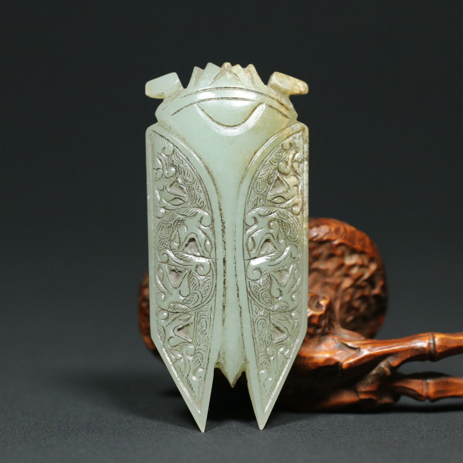 An Exquisite White Jade Dragon Pattern Cicada Pendant: An Exquisite White Jade Dragon Pattern Cicada Pendant,Han Dynasty,China,Size:2.8inx1.2inx0.5in,Weight:40.3g 白玉龙纹蝉挂件,中国汉代