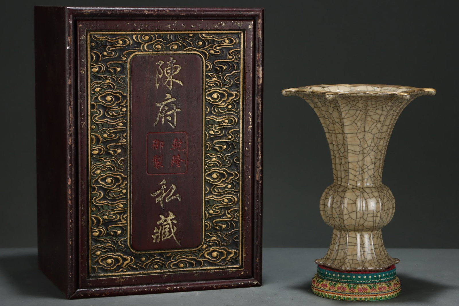 An Exquisite Ge yao Cover with Gold Vase: An Exquisite Ge yao Cover with Gold Vase,Song Dynasty,China,With Mark,Size:8.9inx7.5in 哥窑包金瓶,中国宋代,带款
