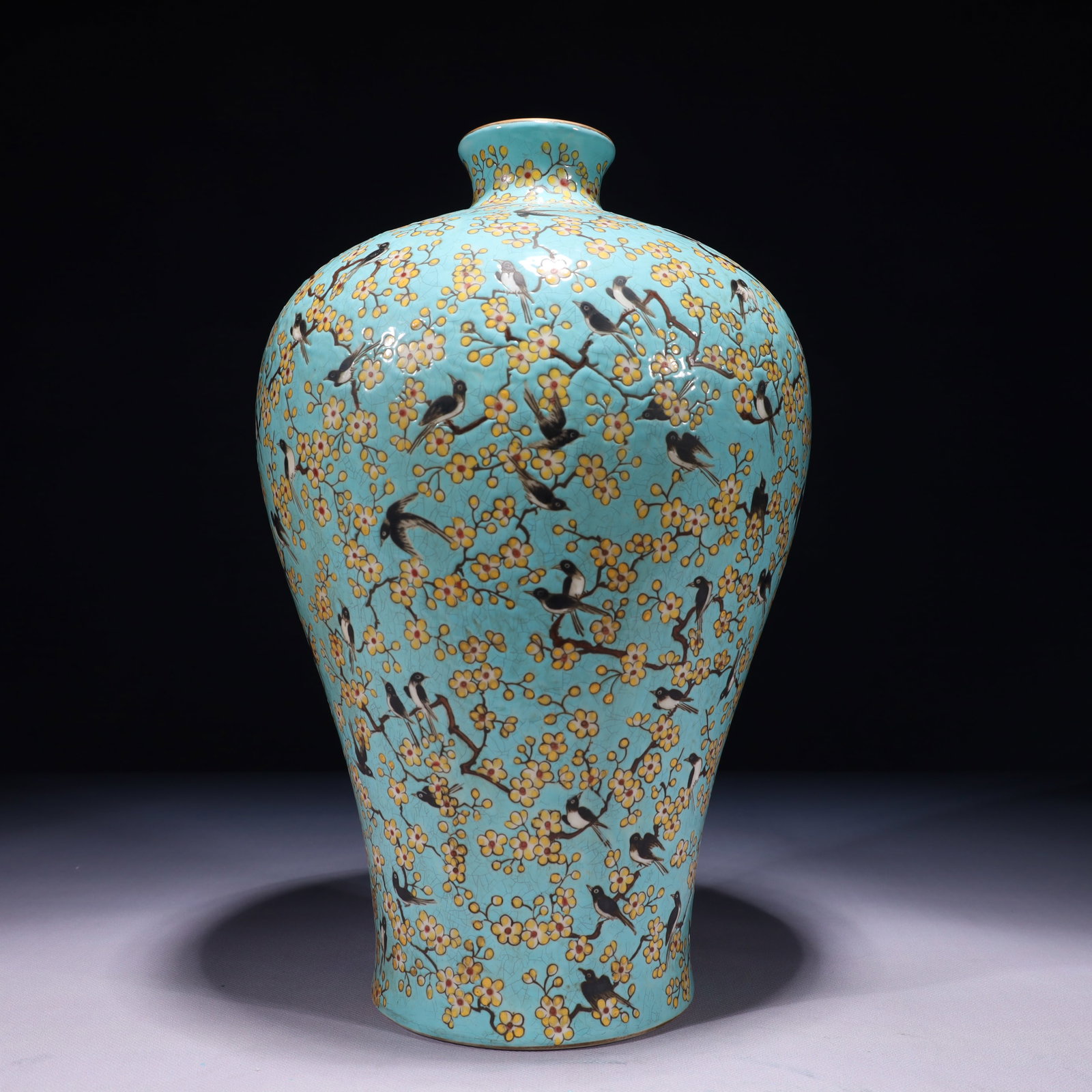 An Exquisite Green Ground Famille-Rose Painted Gold Flower and Bird Pattern Vase: An Exquisite Green Ground Famille-Rose Painted Gold Flower and Bird Pattern Vase,Qing Dynasty,China,Xuantong Six-character Mark,Size:8.3inx14.2in,Weight:3250g 绿地粉彩描&
