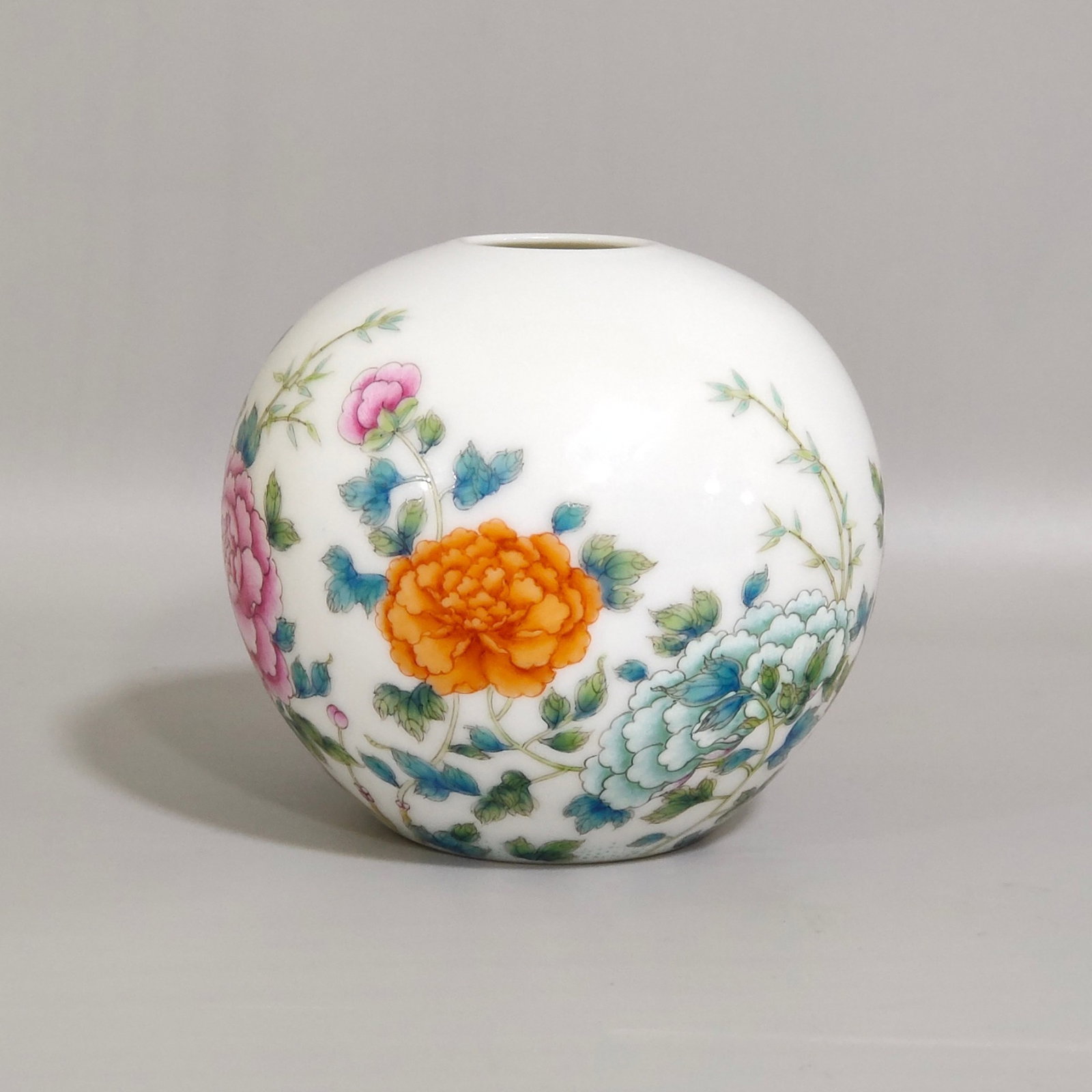 An Exquisite Famille-Rose Flower Pattern Water Pot: An Exquisite Famille-Rose Flower Pattern Water Pot,Qing Dynasty,China,With Mark,Size:3.1inx3.1in 粉彩花卉纹水盂,中国清代,带Ē