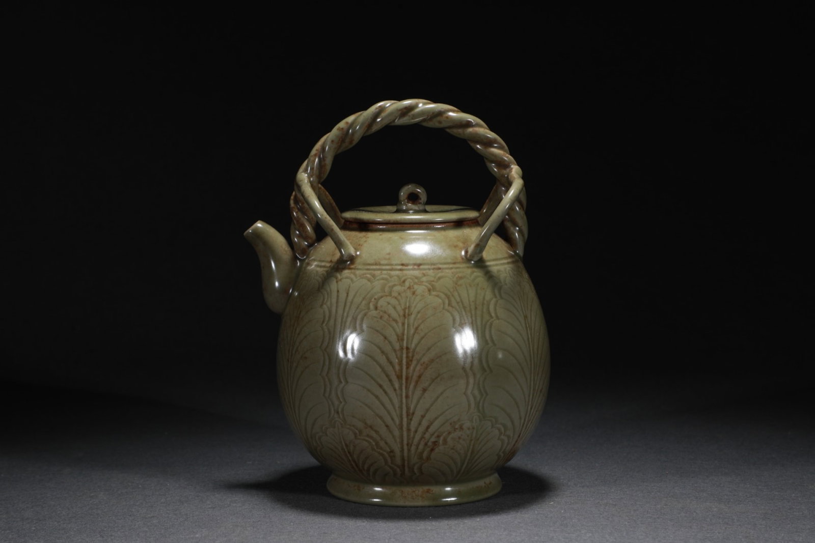 An Exquisite Yue yao Flower Pattern Loop-Handled Pot - 2