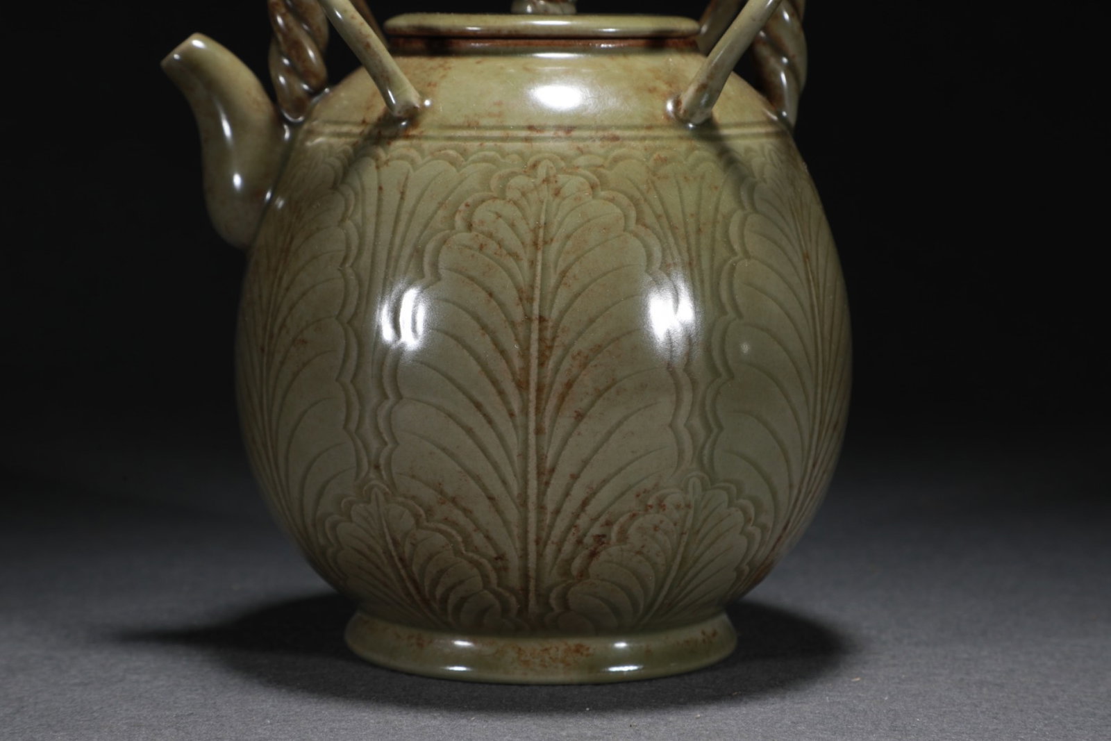 An Exquisite Yue yao Flower Pattern Loop-Handled Pot - 4