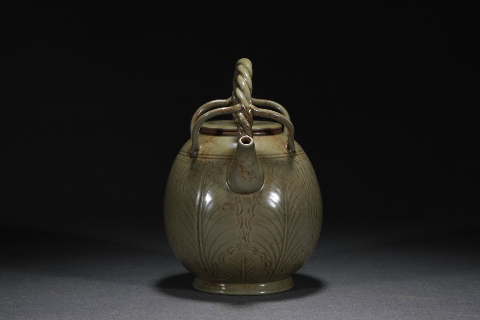 An Exquisite Yue yao Flower Pattern Loop-Handled Pot - 5