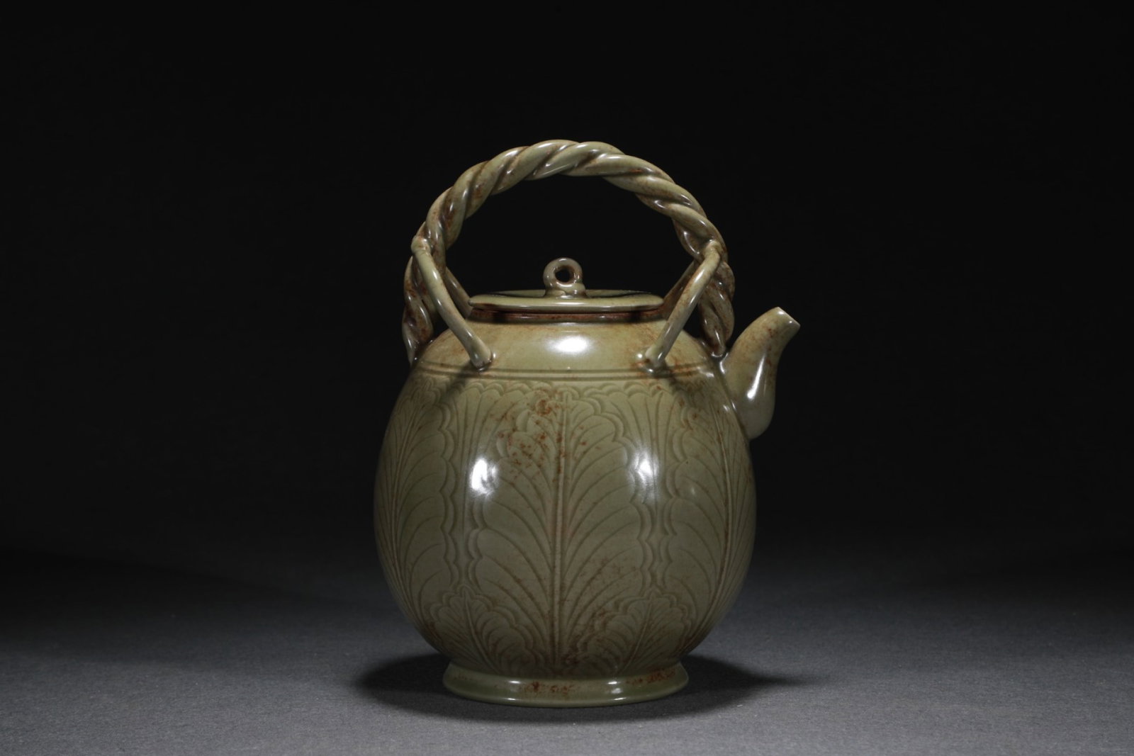 An Exquisite Yue yao Flower Pattern Loop-Handled Pot - 6
