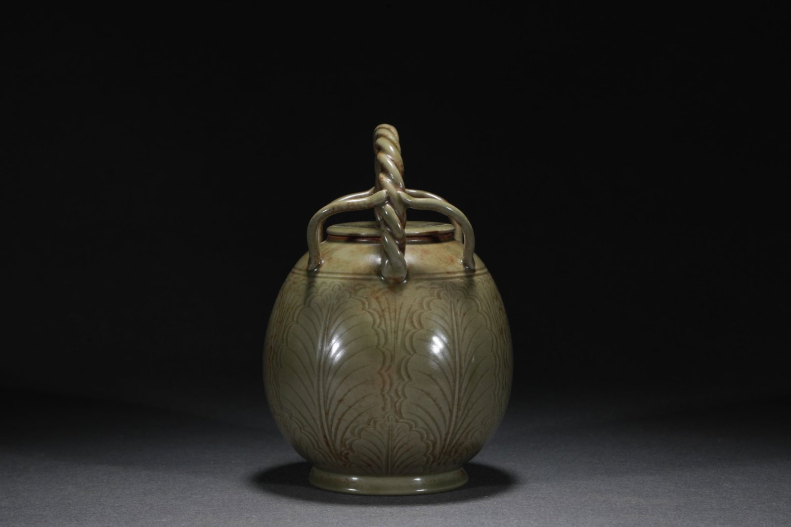 An Exquisite Yue yao Flower Pattern Loop-Handled Pot - 7