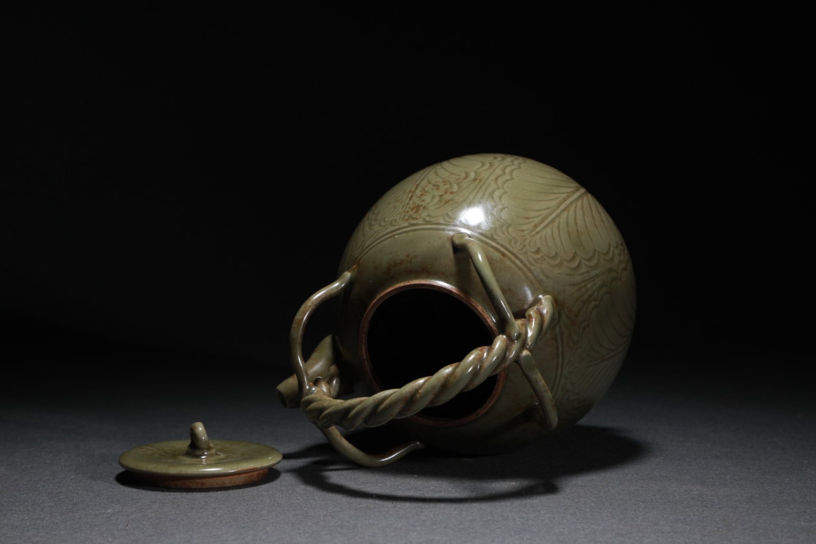 An Exquisite Yue yao Flower Pattern Loop-Handled Pot - 8