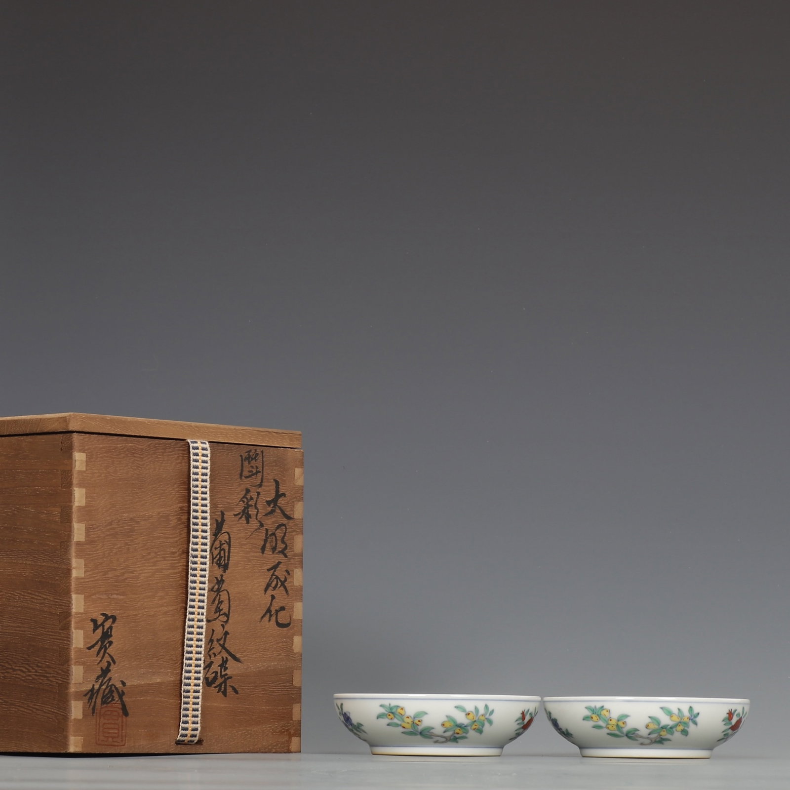 A Pair of Exquisite Doucai Grapes Pattern Plates: A Pair of Exquisite Doucai Grapes Pattern Plates,Ming Dynasty,China,Chenghua Six-character Mark,Size:1.2inx3.9in 一对斗彩葡萄纹盘子,中ࢲ
