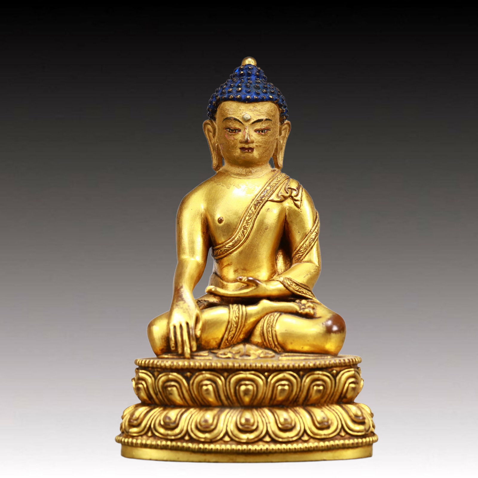 A Solemn Gilt Bronze Statue of Sakyamuni: A Solemn Gilt Bronze Statue of Sakyamuni,Qing Dynasty, China,Size:3.5inx2.6inx5.9in,Weight:600g ????????,????