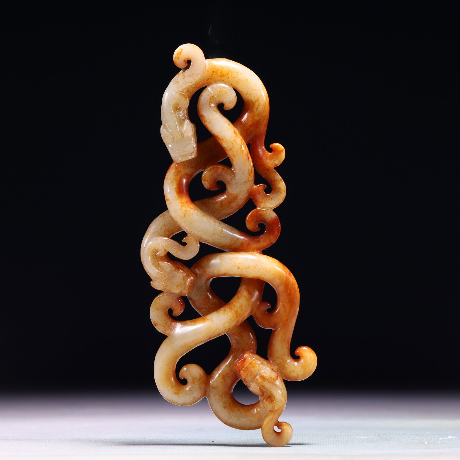 An Exquisite White Jade Dragon Ornament: An Exquisite White Jade Dragon Ornament,Qing Dynasty,China,Size:6.7inx2.6in,Weight:178.7g 白玉龙摆件,中国清代