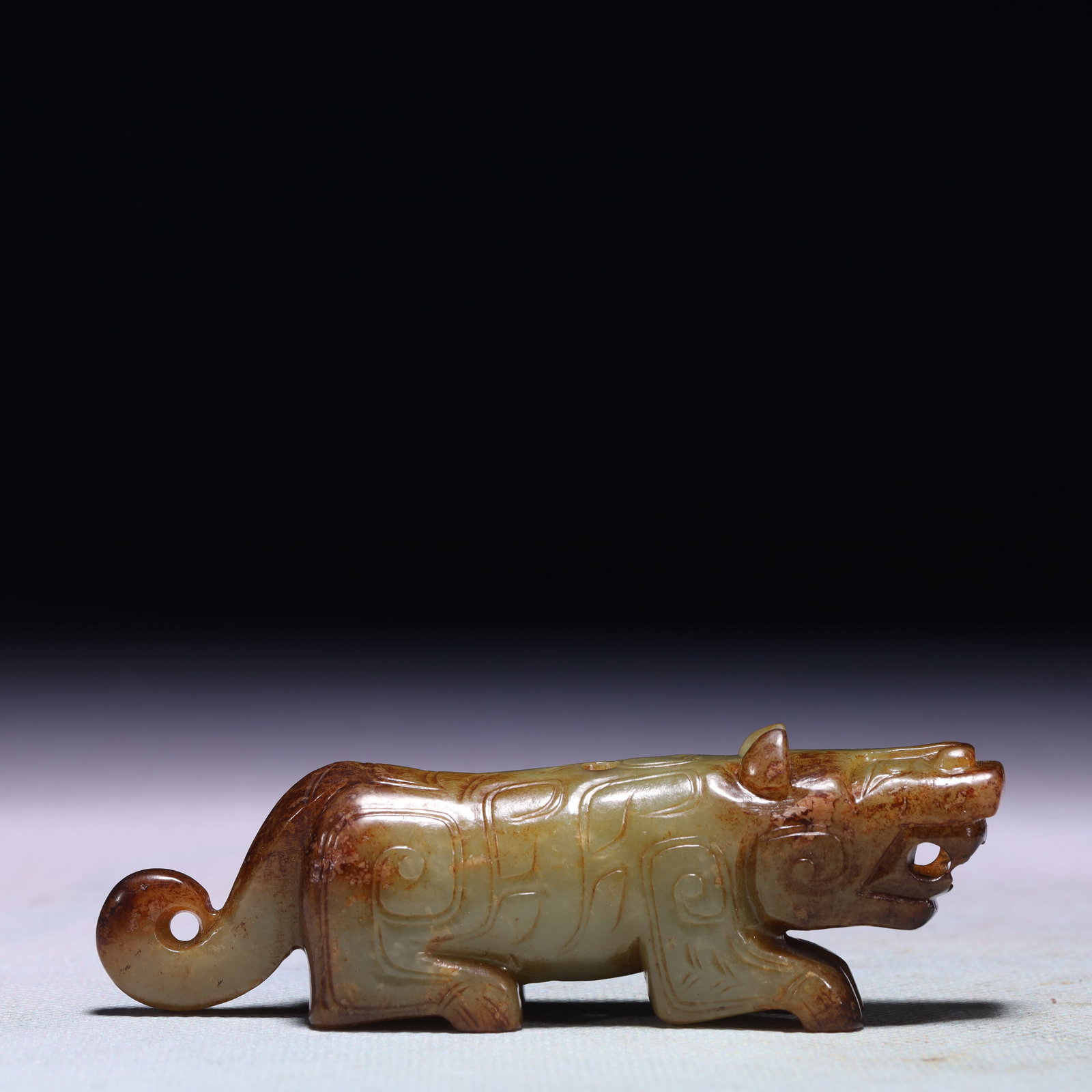 An Exquisite White Jade Beast Ornament: An Exquisite White Jade Beast Ornament,Qing Dynasty,China,Size:3.9inx0.8inx1.2in,Weight:110.2g 白玉兽摆件,中国清代