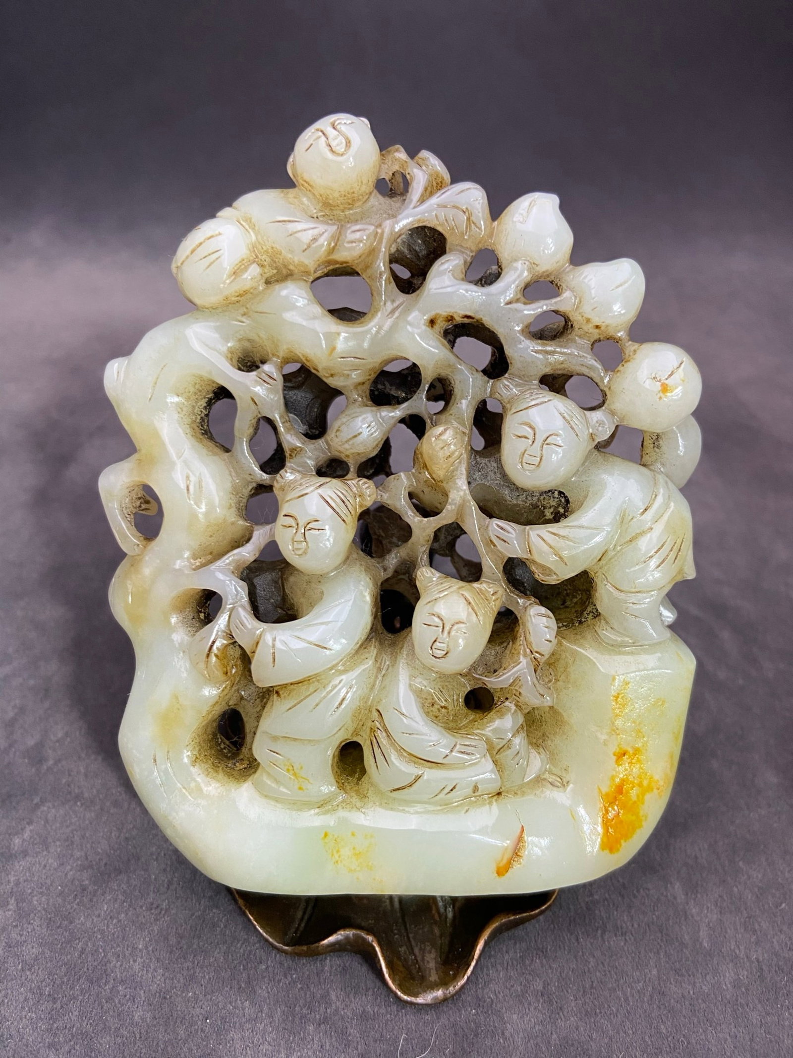 An Exquisite White Jade Hollow Figure Pattern Ornament: An Exquisite White Jade Hollow Figure Pattern Ornament,Qing Dynasty,China,Size:4.2inx3.3inx1.4in,Weight:298g 白玉镂空人物纹摆件,中国&#