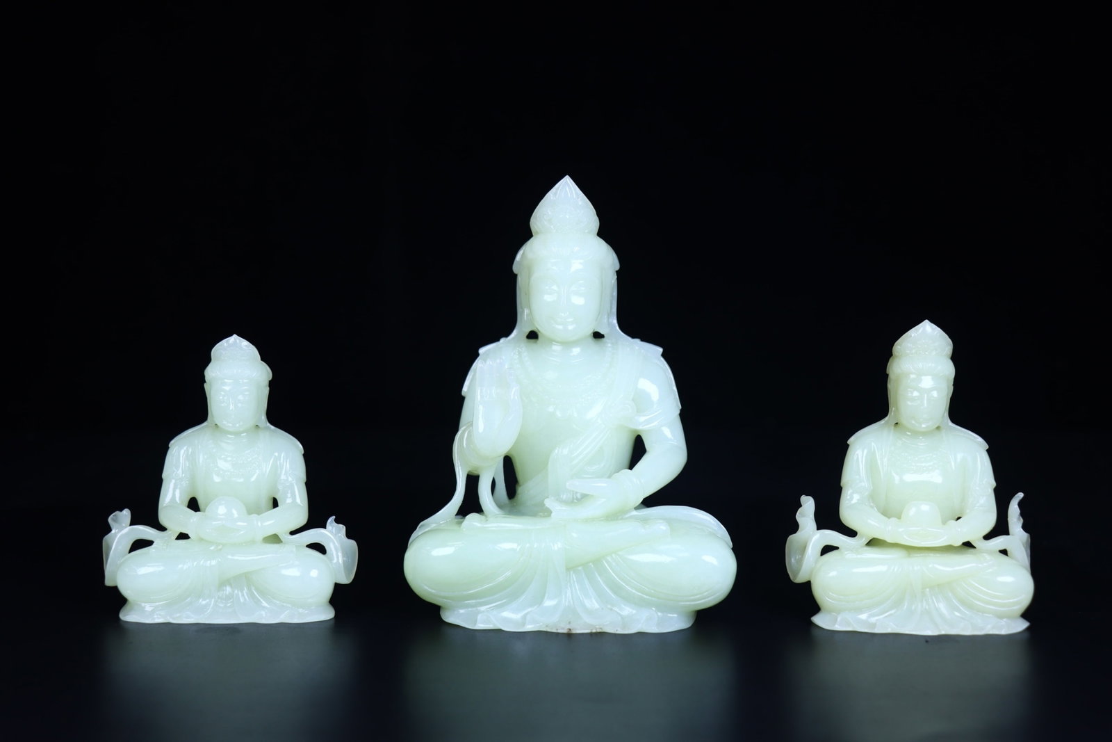 A Set of Fine White Jade Statue of Avalokitesvara: A Set of Fine White Jade Statue of Avalokitesvara,Qing Dynasty,China,Size:(Big)3.5inx2.6inx4.9in,(Small)3inx1.4inx3.1in,Weight:768g 一套白玉观音像,中
