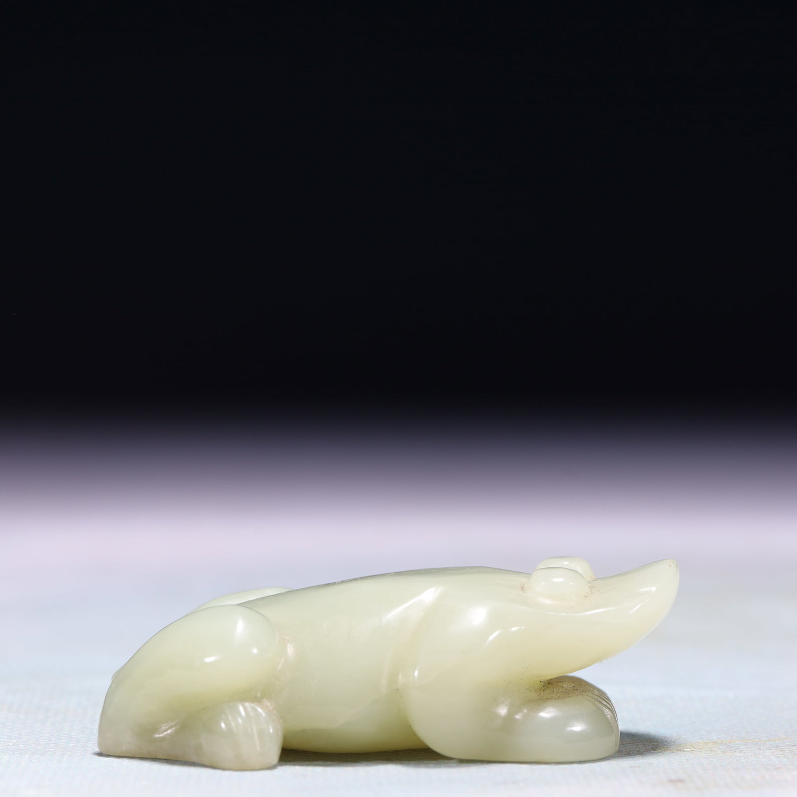 An Exquisite White Jade Frog Ornament (1 of 8)