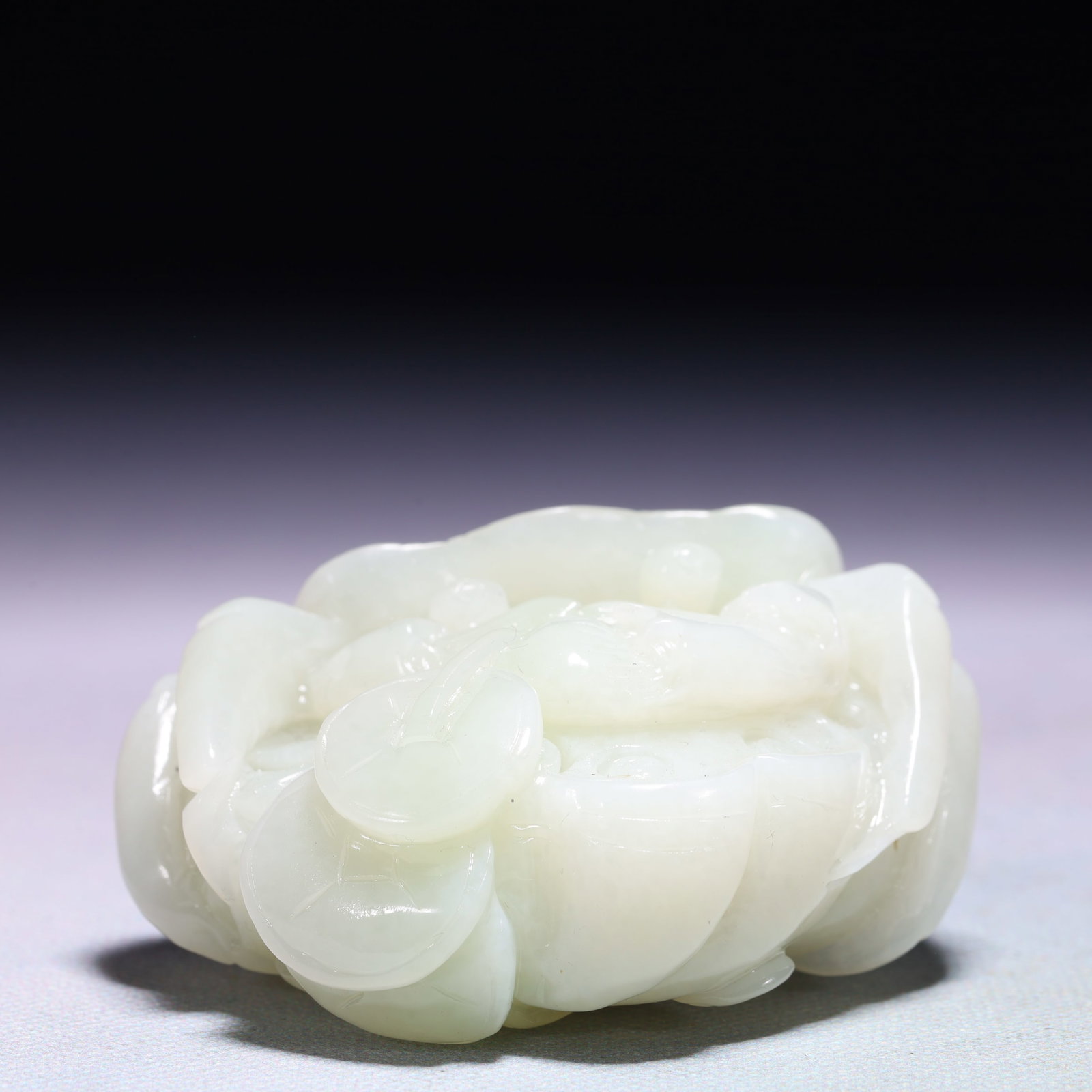 An Exquisite White Jade Crab Ornament: An Exquisite White Jade Crab Ornament,Qing Dynasty,China,Size:2.6inx2.4inx1.2in,Weight:210g 白玉螃蟹摆件,中国清代