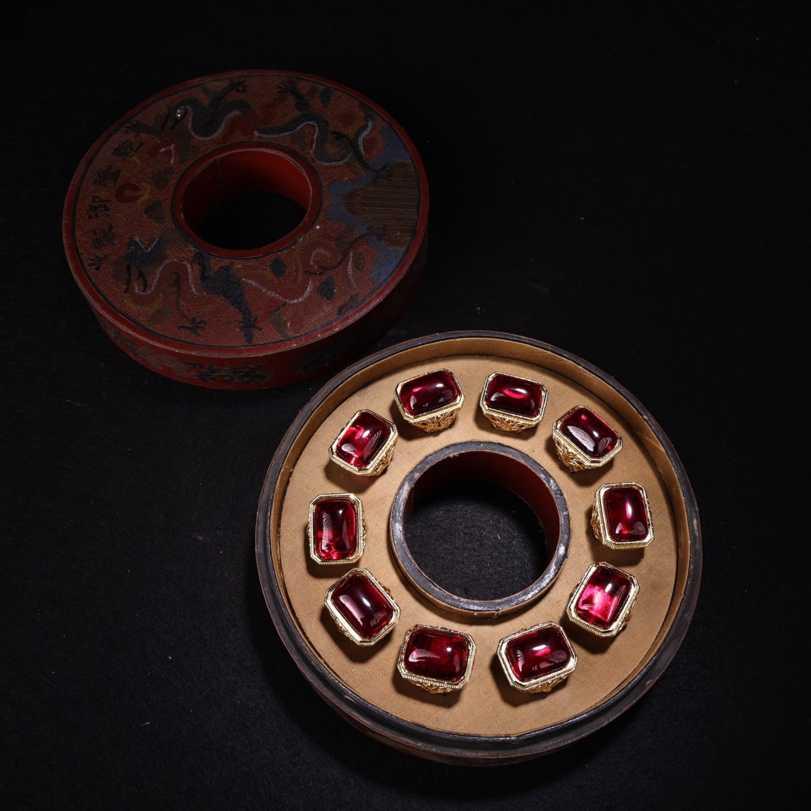 A Set of Fine Ruby Rings: A Set of Fine Ruby Rings,Qing Dynasty,China,Size:(Box)7.5inx2.8in,(Ring)0.7inx0.6in,Weight:25g 一套红宝石戒指,中国清代