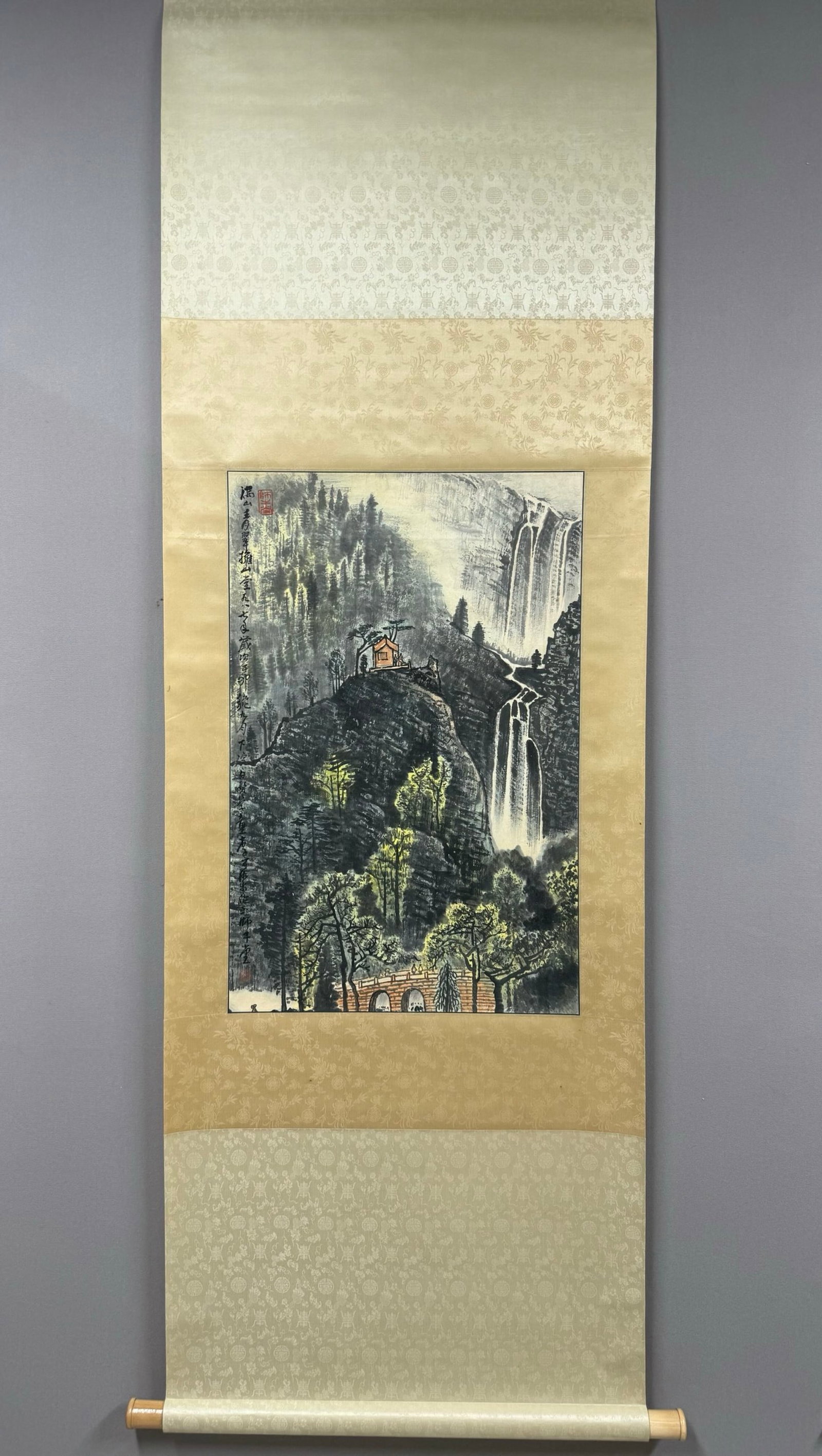 A Chinese Vertical Scroll Ink Painting of Landscape on Paper: A Chinese Vertical Scroll Ink Painting of Landscape on Paper,Li Keran,Size:27.2inx17.7in 一幅中国水墨山水画立轴,李可੡