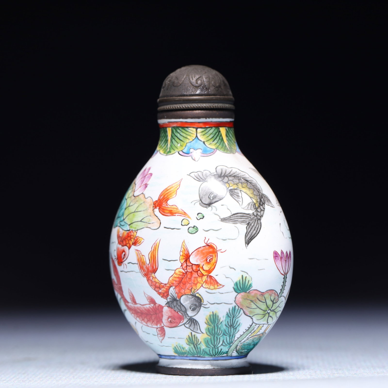 An Exquisite Painted Enamel Fish Pattern Snuff Bottle - 2