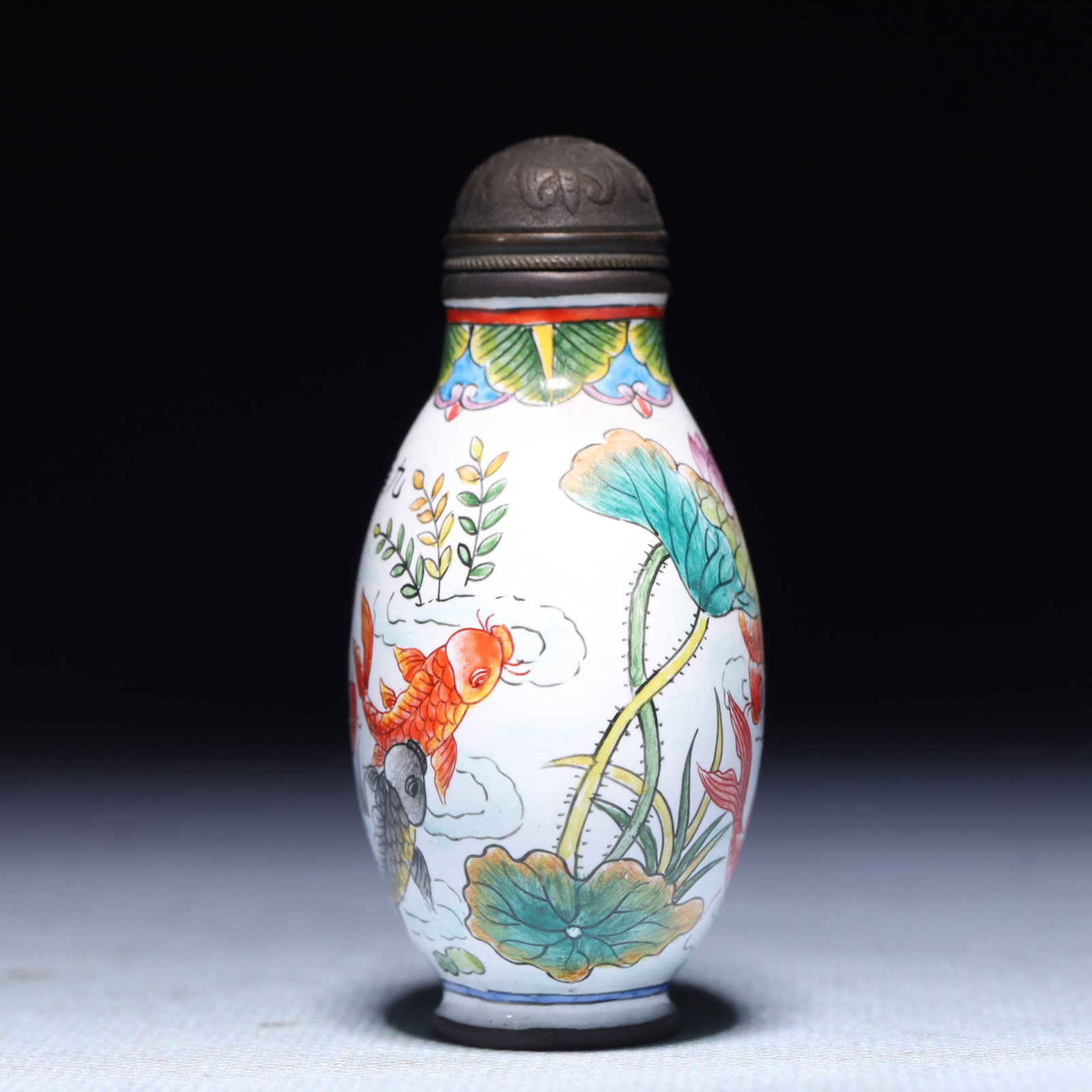 An Exquisite Painted Enamel Fish Pattern Snuff Bottle - 6