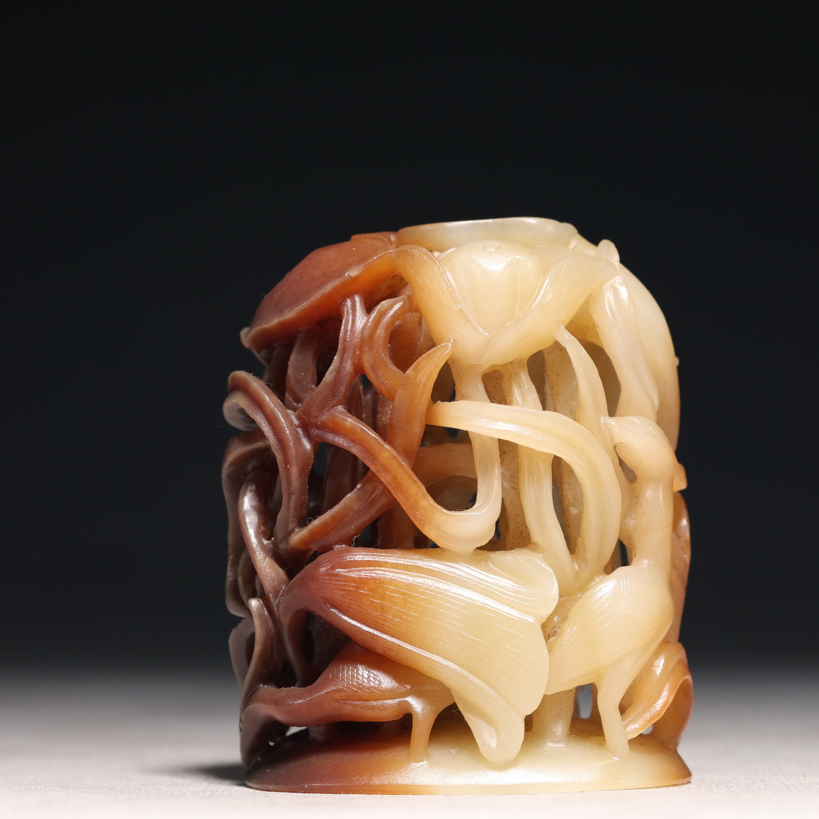 An Exquisite White Jade Crane Pattern Ornament: An Exquisite White Jade Crane Pattern Ornament,Qing Dynasty, China,Size:2.3inx1.5inx2.8in,Weight:155g 白玉鹤纹摆件,中国清代