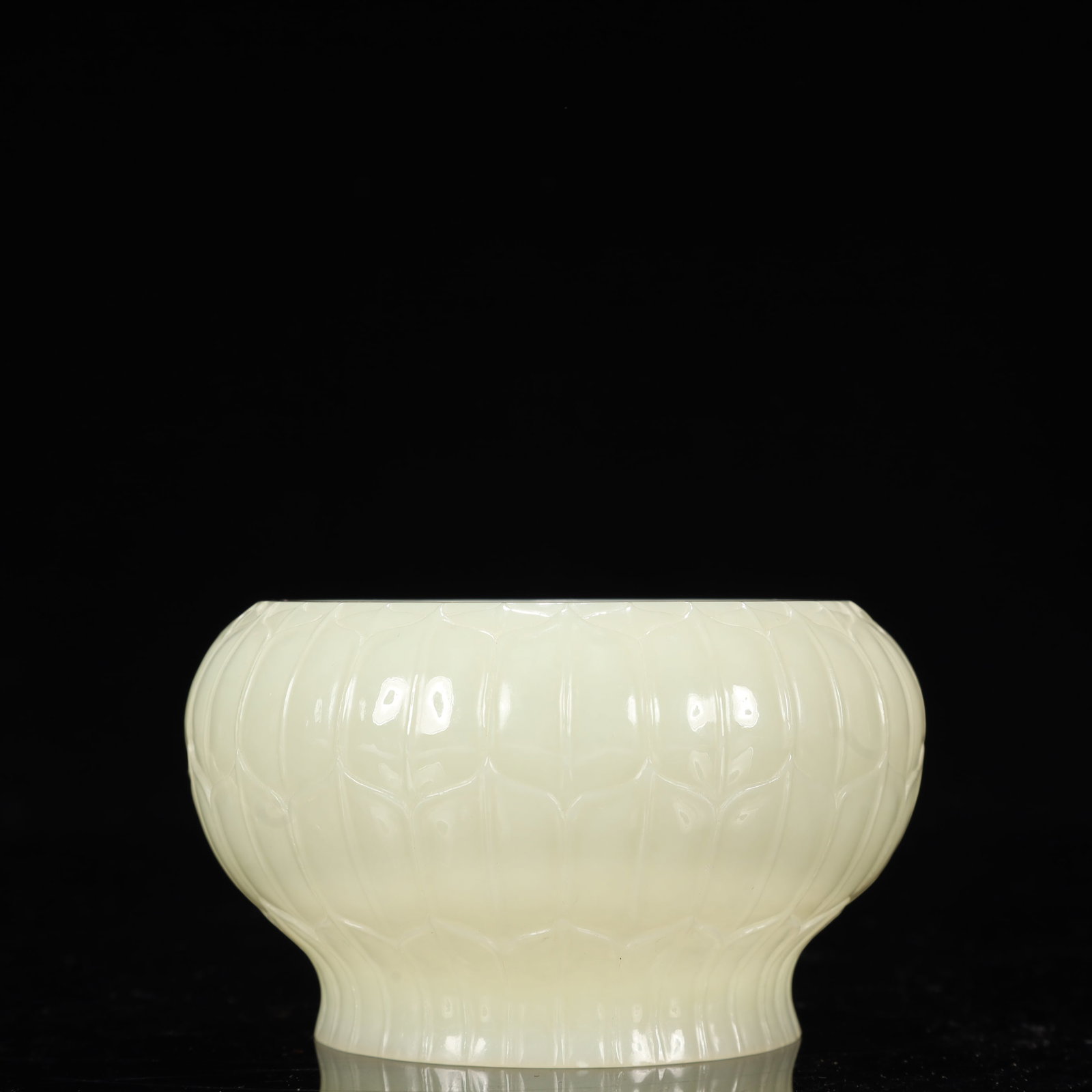 An Exquisite White Jade Lotus Pattern Water Pot: An Exquisite White Jade Lotus Pattern Water Pot,Qing Dynasty, China,Size:4.3inx2.6in,Weight:250g 白玉莲花纹水盂,中国清代