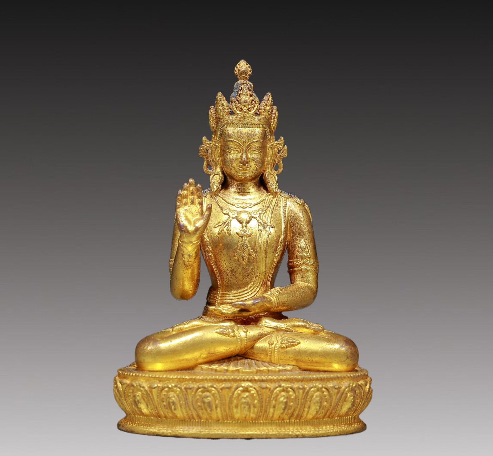 A Solemn Gilt Bronze Statue of Avalokitesvara: A Solemn Gilt Bronze Statue of Avalokitesvara,Ming Dynasty, China,Size:2.8inx2inx3.9in,Weight:235g 铜鎏金观音像，明代