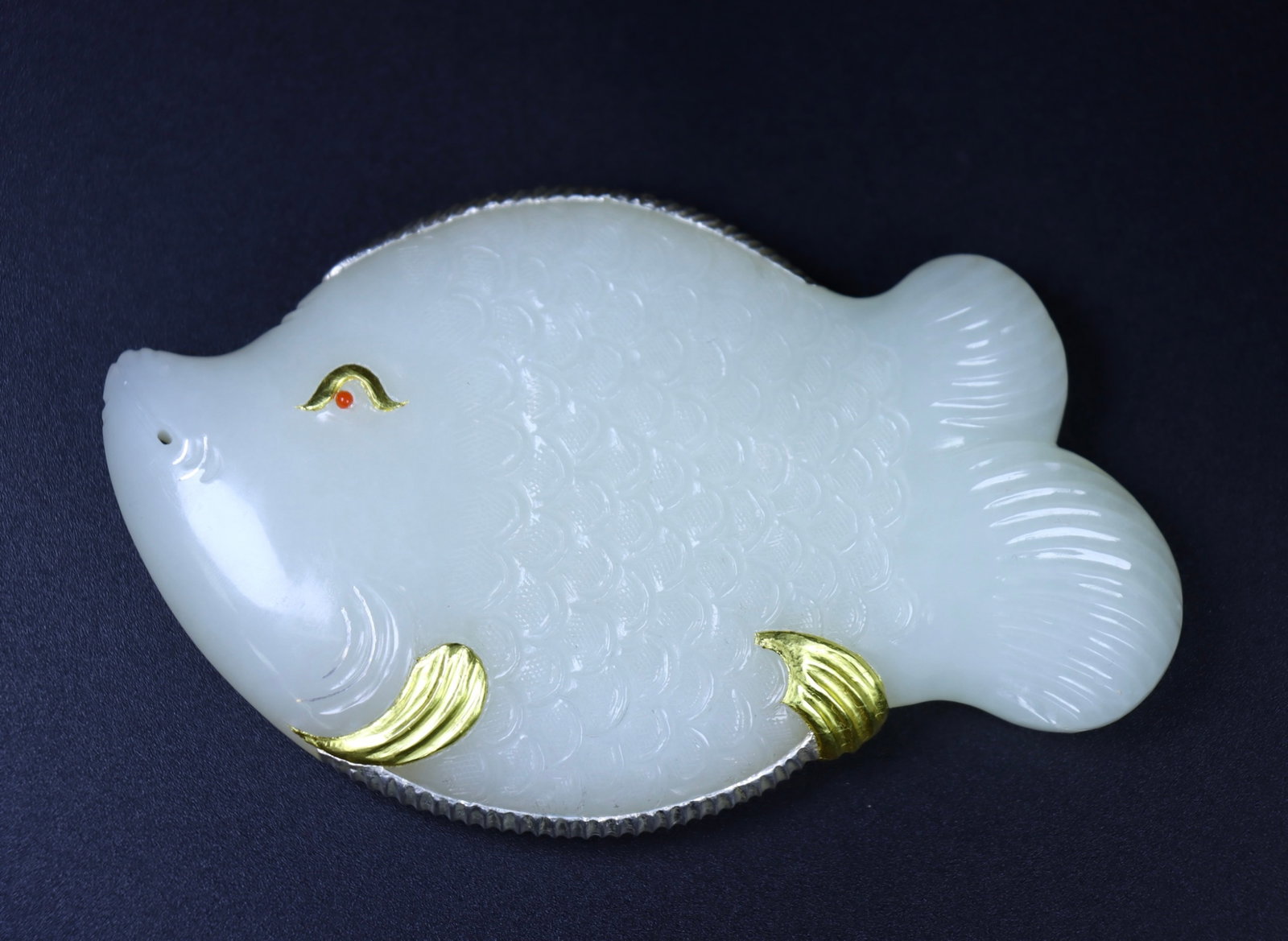 An Exquisite White Jade Cover with Gold Fish Ornament: An Exquisite White Jade Cover with Gold Fish Ornament,Qing Dynasty,China,Size:4.9inx3inx0.7in,Weight:254g 白玉包金鱼摆件,中国清代