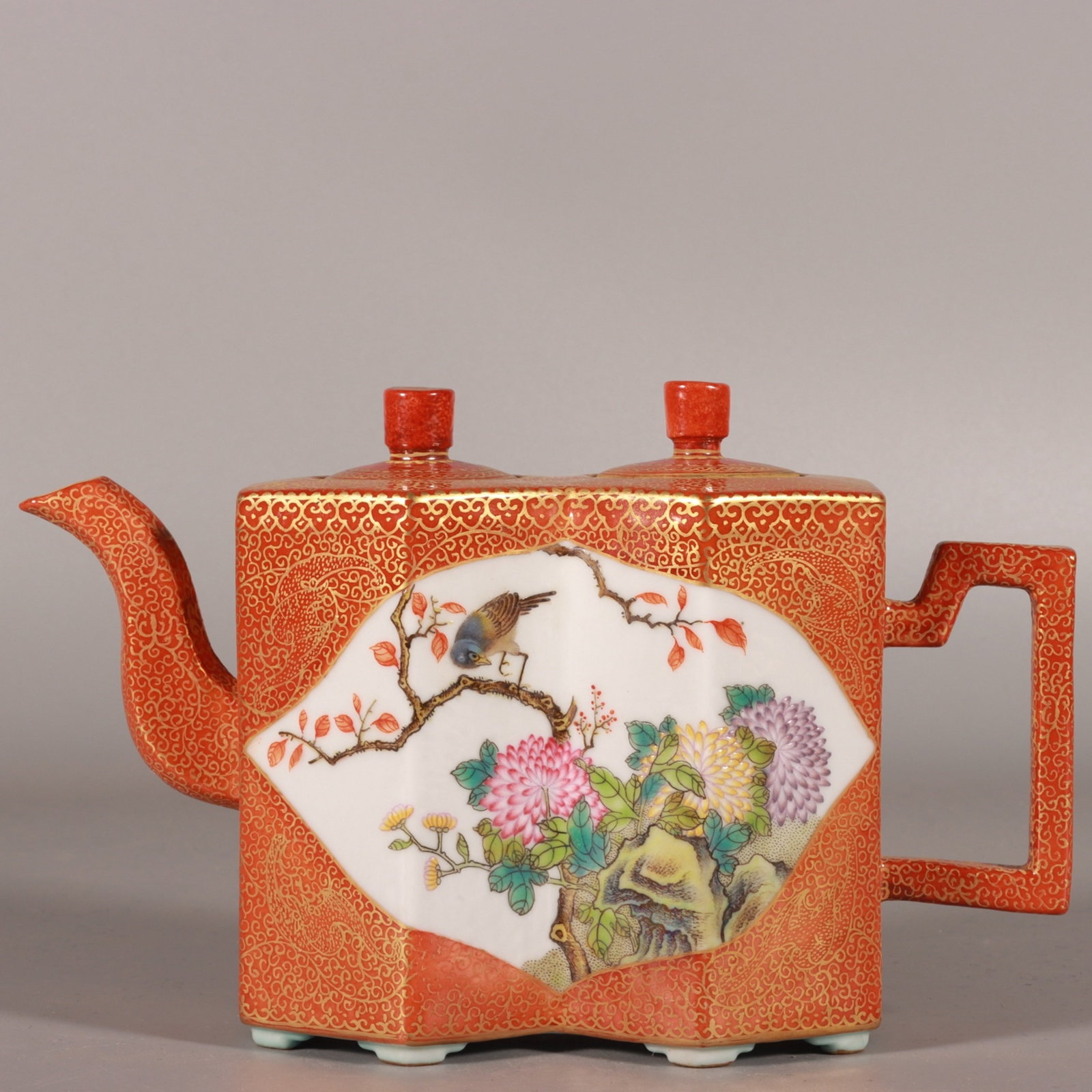 An Exquisite Enamel Iron-Red Painted Gold Flower and Bird Pattern Teapot: An Exquisite Enamel Iron-Red Painted Gold Flower and Bird Pattern Teapot,Qing Dynasty,China,Yongzheng Four-character Mark,Size:4.7inx4.5in 珐琅彩矾红描金Ŏ