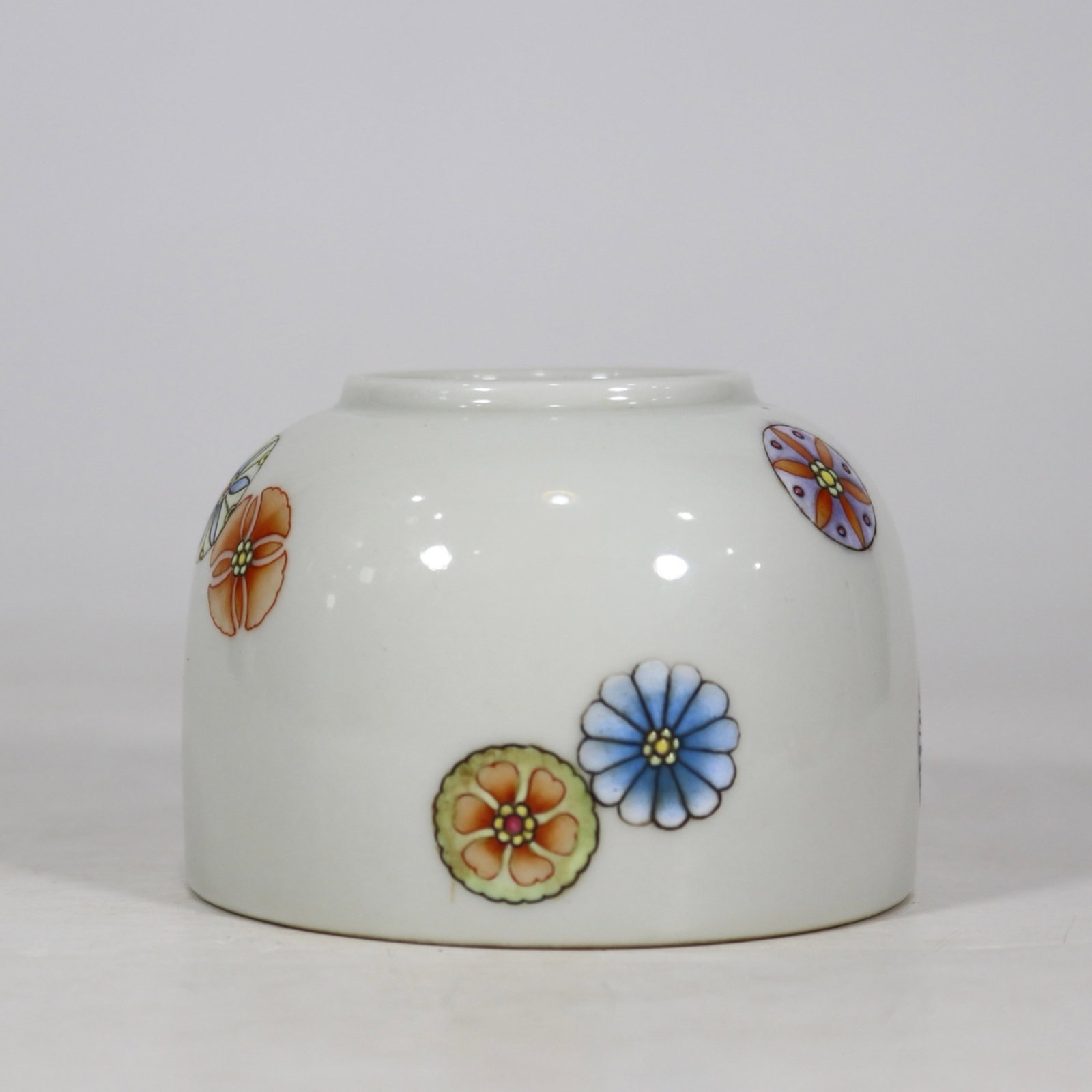 An Exquisite Famille-Rose Flower Pattern Water Pot: An Exquisite Famille-Rose Flower Pattern Water Pot,Qing Dynasty,China,Yongzheng Six-character Mark,Size:2.4inx3.1in