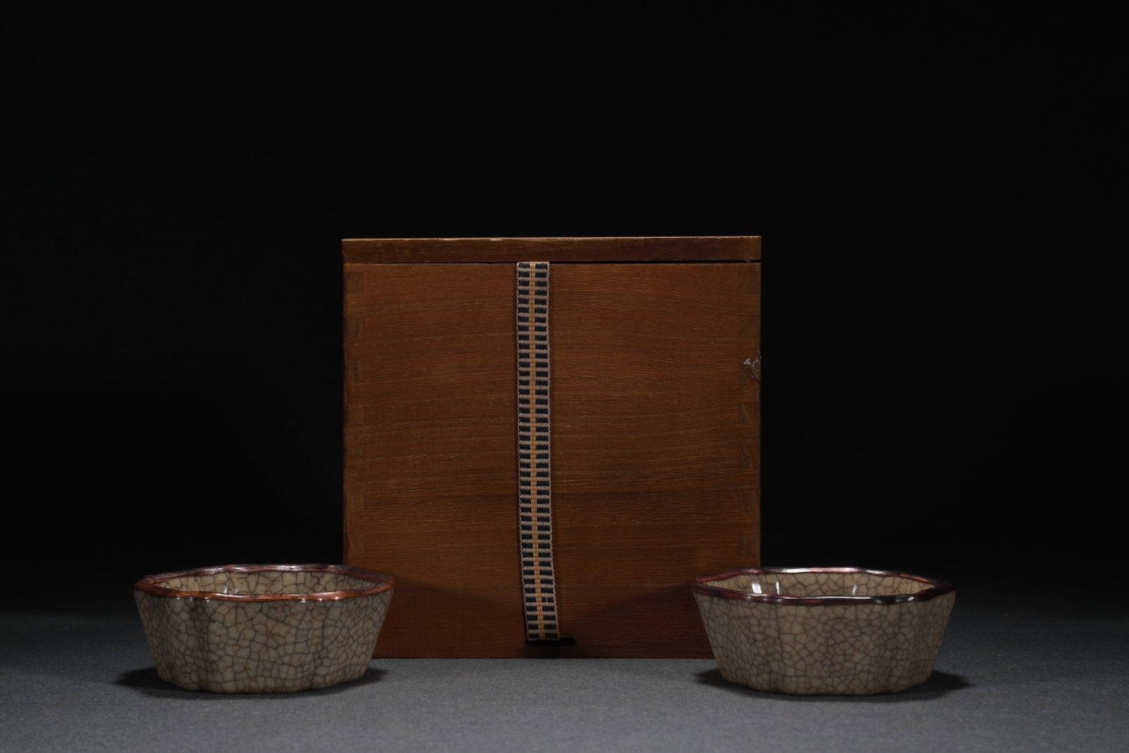 A Pair of Exquisite Ge yao Yellow Glazed Inlaid Bronze Brush Washers (1 of 9)
