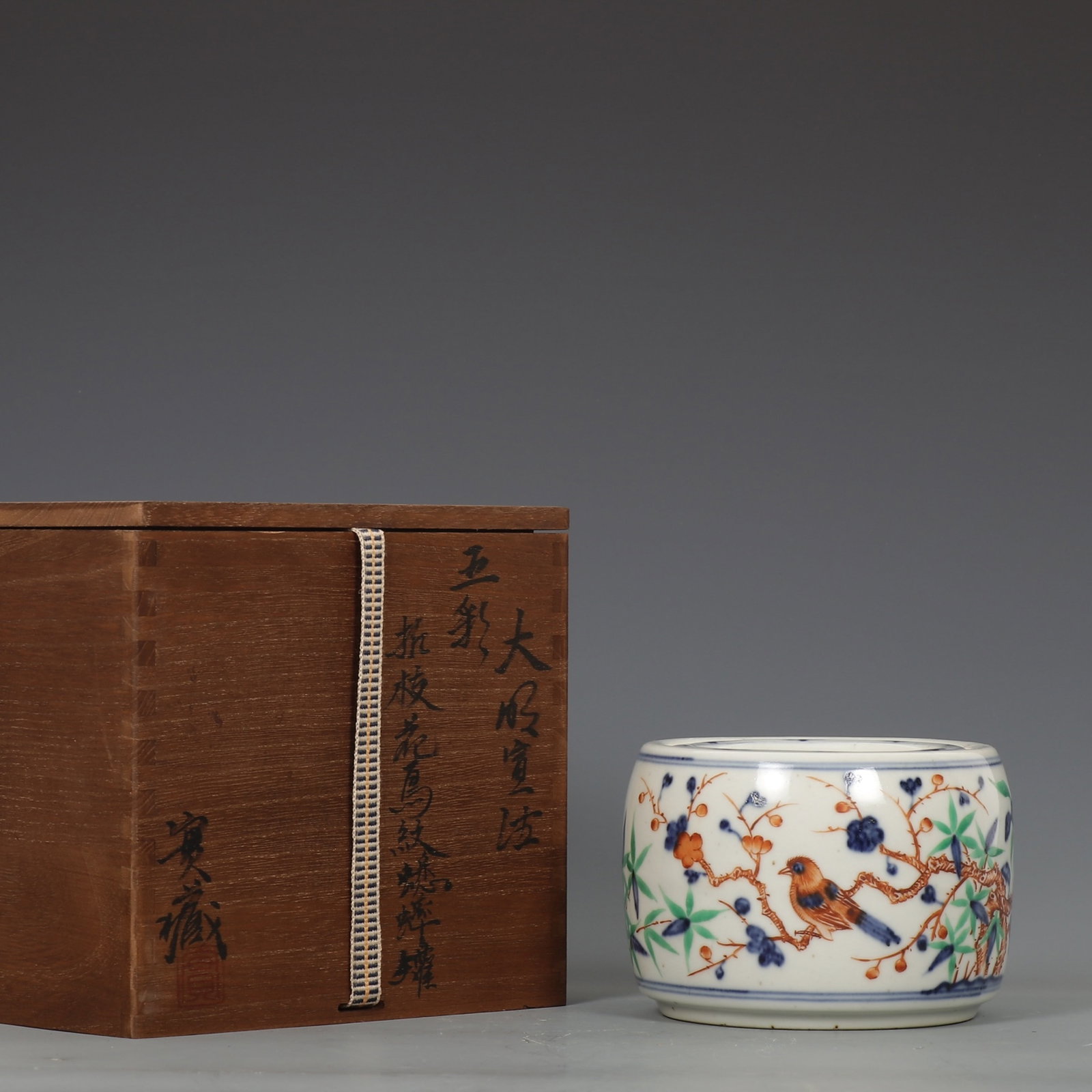 An Exquisite Wucai Flower and Bird Pattern Jar (1 of 9)