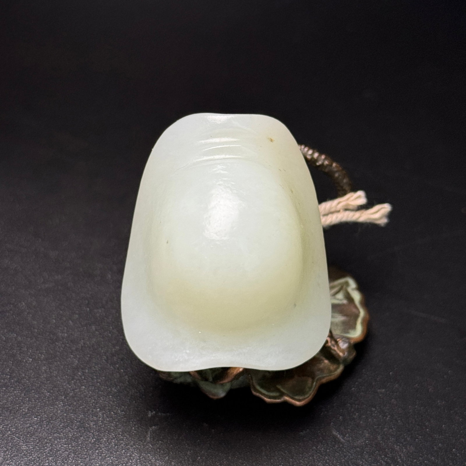 An Exquisite White Jade Turtle Pendant: An Exquisite White Jade Turtle Pendant,Qing Dynasty, China,Size:1.5inx1.8inx1.2in,Weight:69g 白玉龟挂件,中国清代