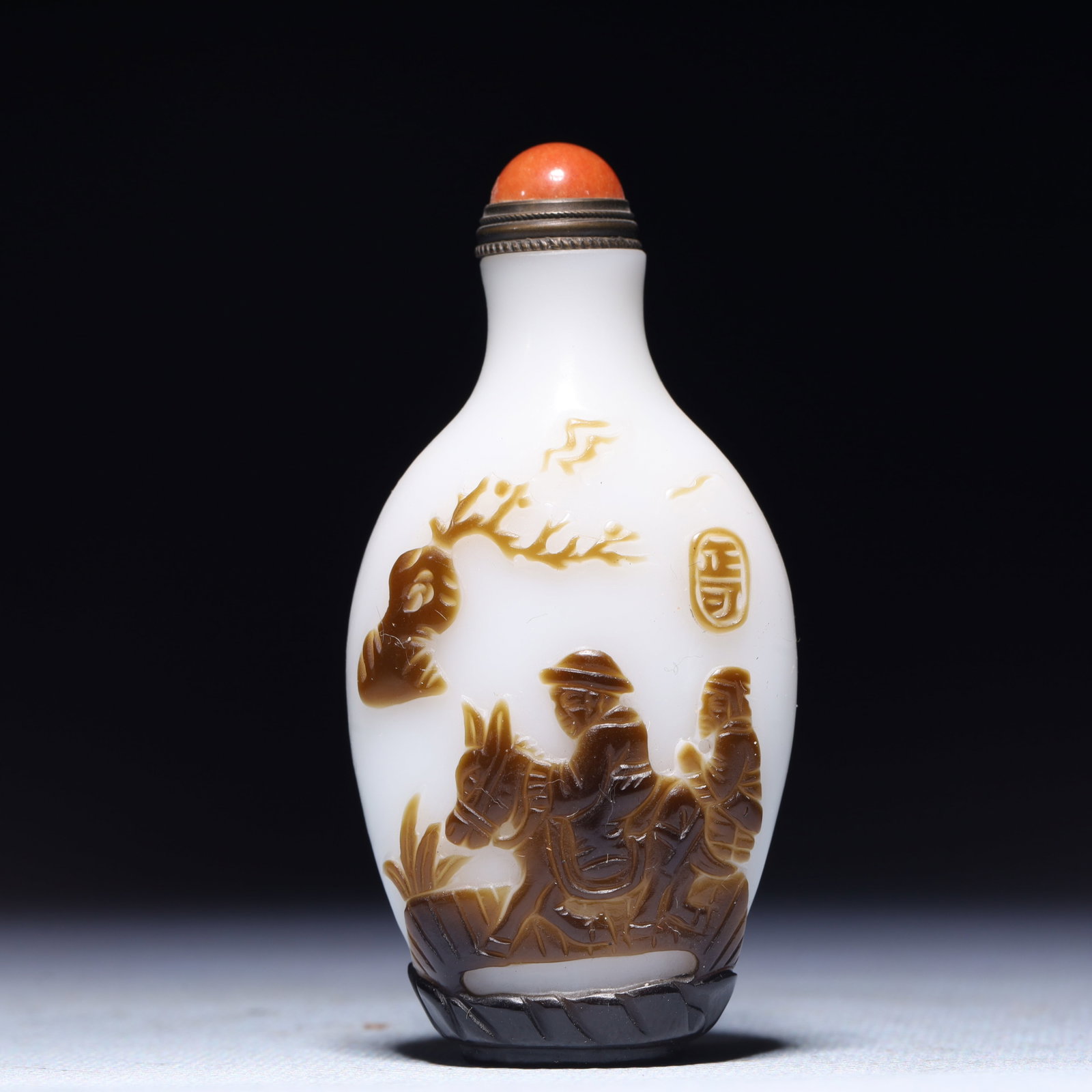 An Exquisite Glass Figure Pattern Snuff Bottle: An Exquisite Glass Figure Pattern Snuff Bottle,Qing Dynasty,China,Qianlong Four-character Mark,Size:1.6inx0.8inx3.1in,Weight:63g 琉璃人物纹鼻烟壶,ߑ