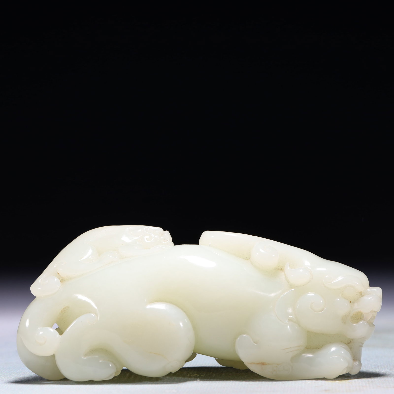 An Exquisite White Jade Unicorn Ornament: An Exquisite White Jade Unicorn Ornament,Qing Dynasty,China,Size:4.7inx1.6inx2in,Weight:350g 白玉独角兽摆件,中国清代