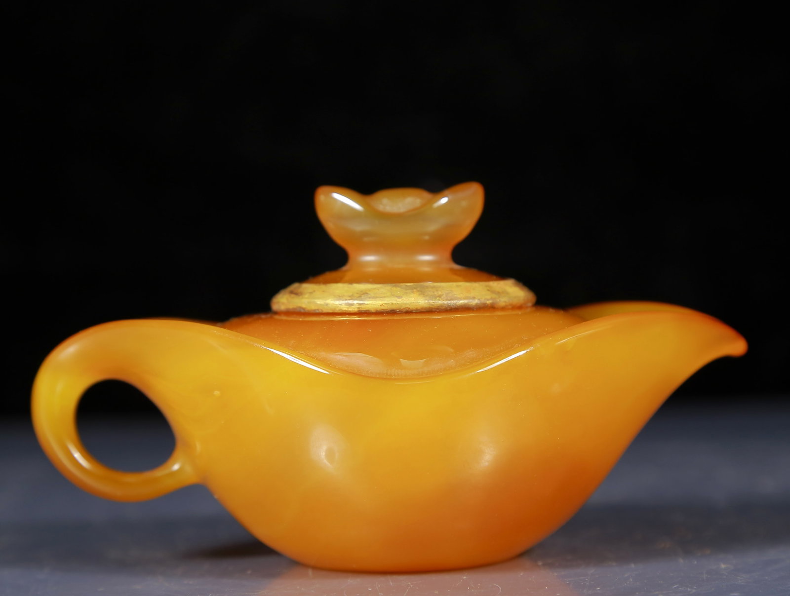 An Exquisite Agate Teapot: An Exquisite Agate Teapot,Qing Dynasty, China,Size:5.9inx3.5inx2.8in,Weight:305g 玛瑙茶壶，清代