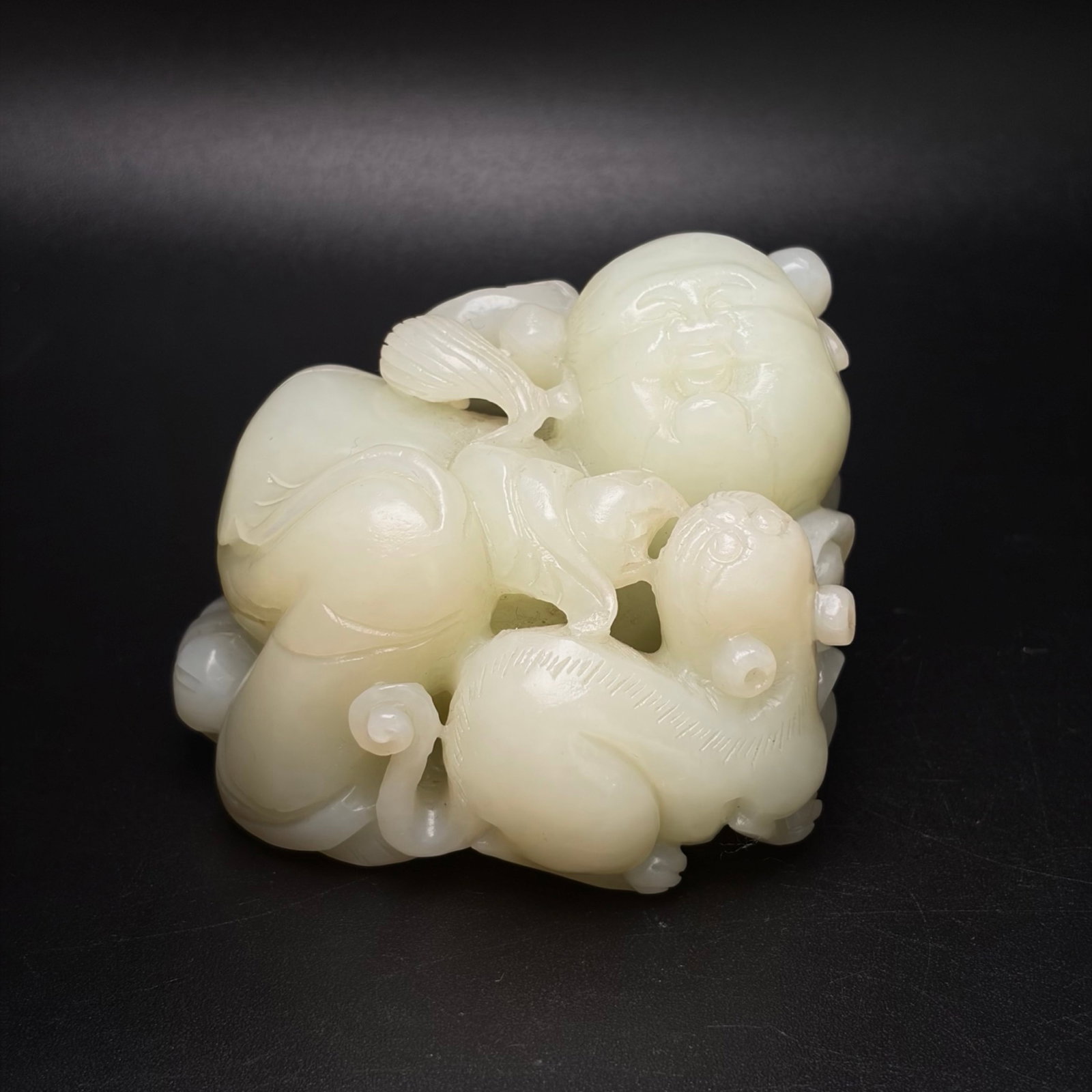 An Exquisite White Jade Pendant Figure Auspicious Beast Hand Piece: An Exquisite White Jade Pendant Figure Auspicious Beast Hand Piece,Qing Dynasty,China,Size:3.2inx2.8inx2.4in,Weight:473g 白玉挂件人物瑞兽手把