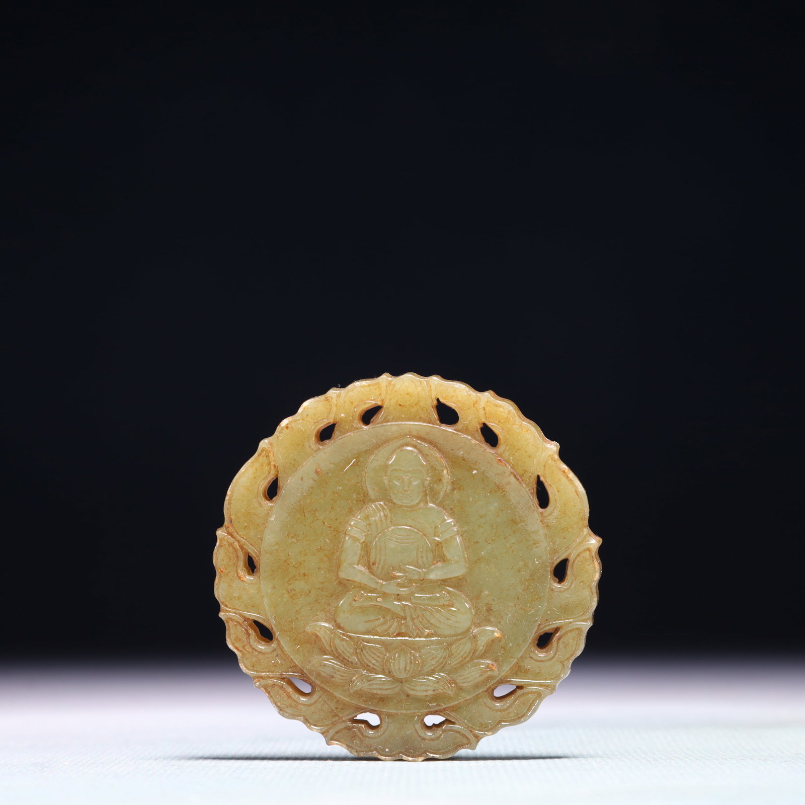 An Exquisite White Jade Buddha Statue Pattern Pendant: An Exquisite White Jade Buddha Statue Pattern Pendant,Qing Dynasty,China,Size:2inx0.2in,Weight:29.8g 白玉佛像纹佩,中国清代