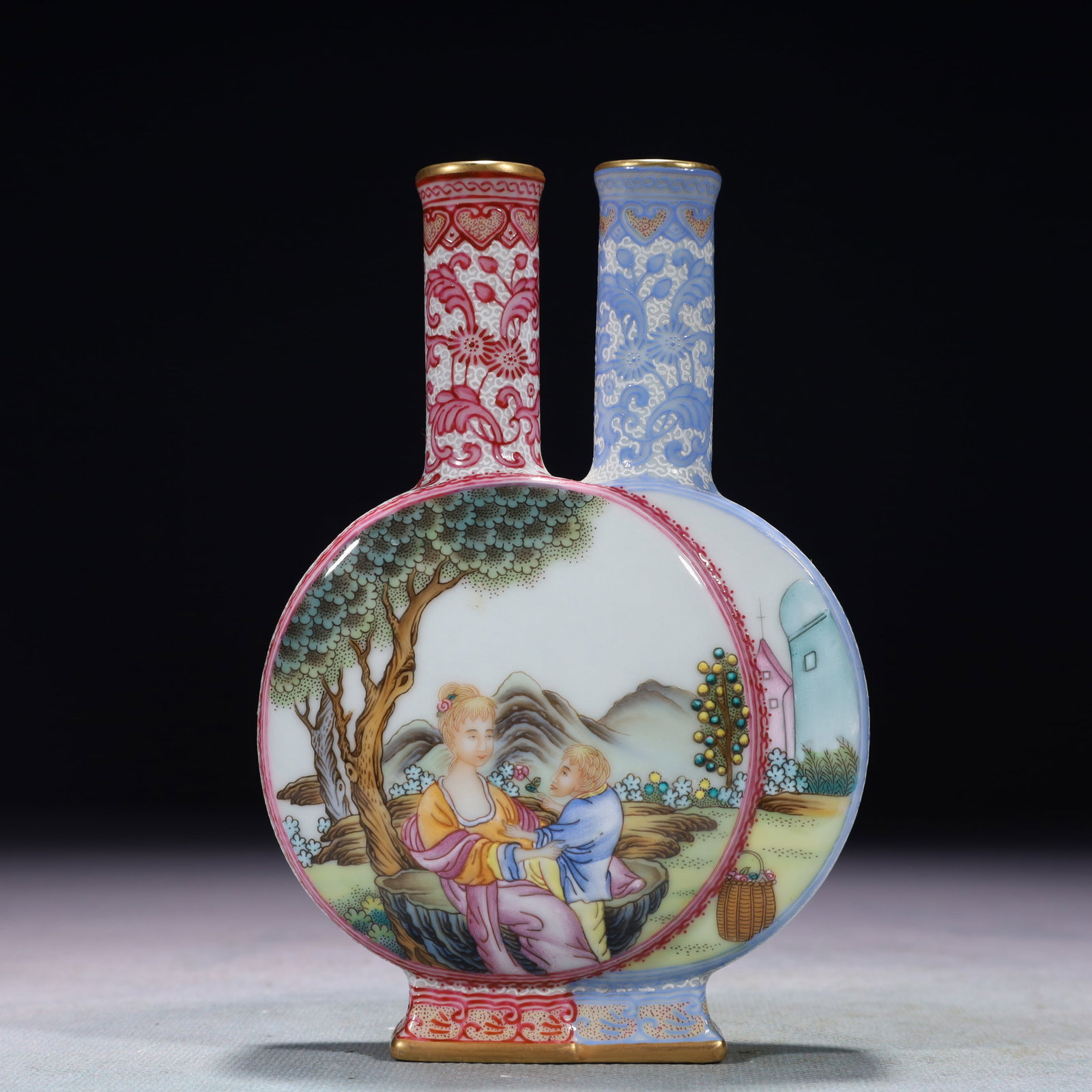 An Exquisite Enamel Painted Gold Figure Pattern Conjoined bottles: An Exquisite Enamel Painted Gold Figure Pattern Conjoined bottles,Qing Dynasty,China,Yongzheng Four-character Mark,Size:3.7inx1inx5.5in,Weight:350g 珐琅彩描金人