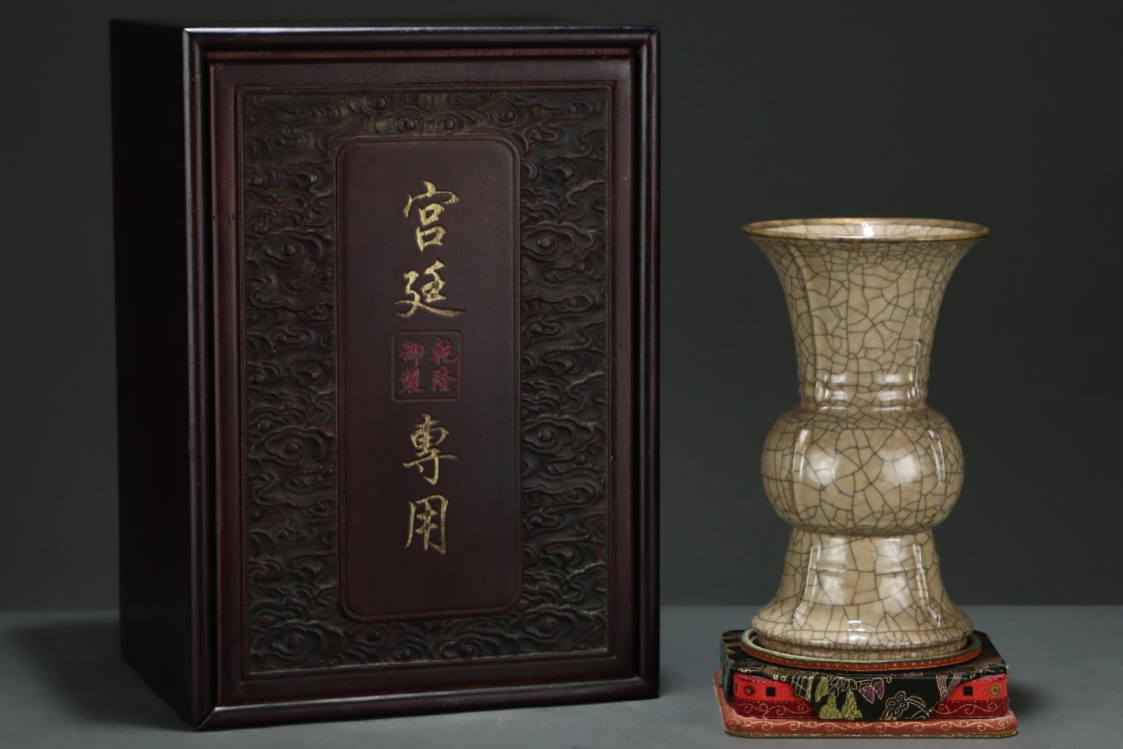 An Exquisite Ge yao Cover with Gold Vase,with an Imperial Poem by Emperor Qianlong: An Exquisite Ge yao Cover with Gold Vase,with an Imperial Poem by Emperor Qianlong,Song Dynasty,China,Size:8.6inx4.9in 哥窑包金瓶,带乾隆御题