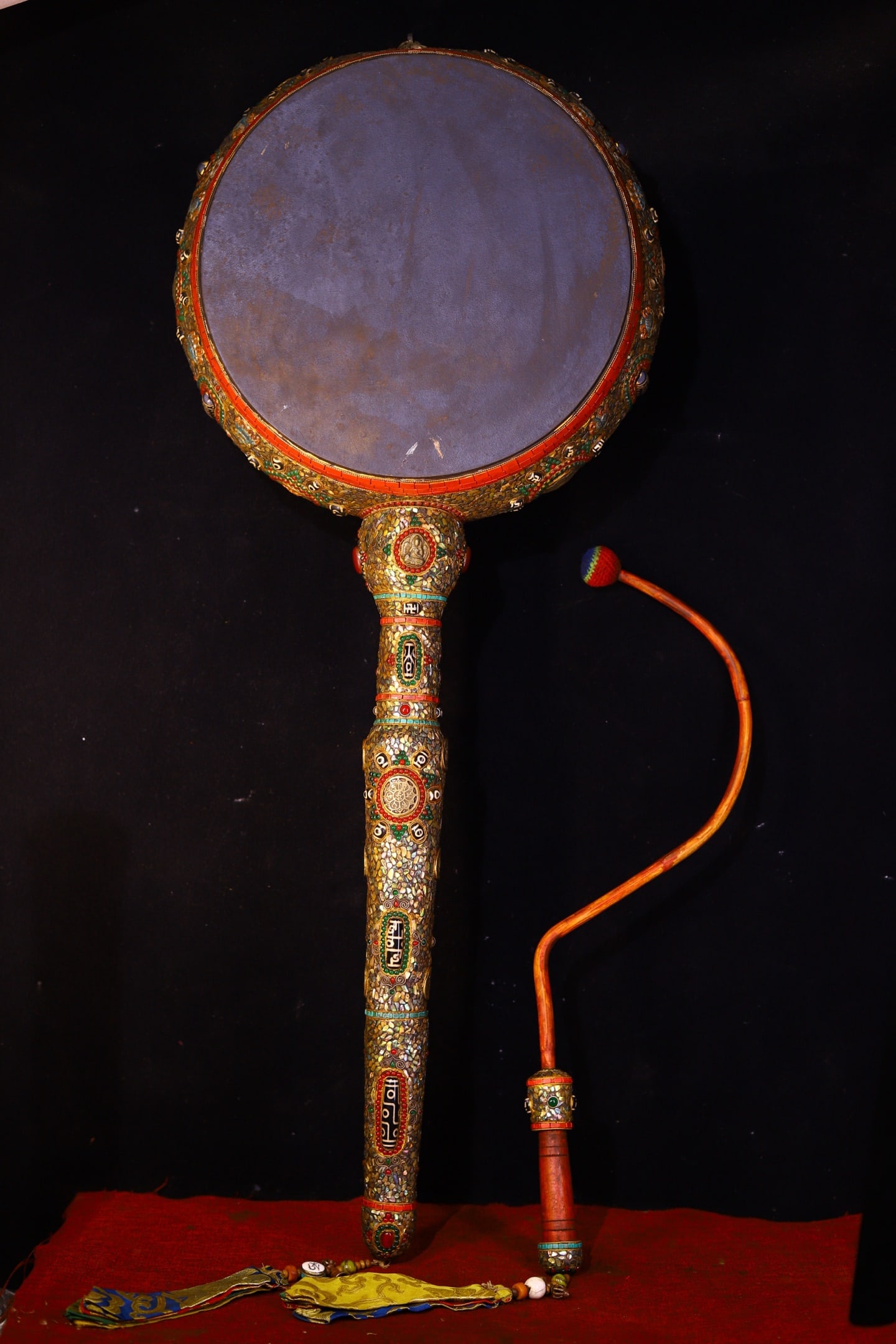 An Exquisite Bronze Inlaid Dzi Bead and Gems Ornament: An Exquisite Bronze Inlaid Dzi Bead and Gems Ornament,Qing Dynasty,China,Size:39.4inx15in,Weight:7500g 铜嵌天珠和宝石摆件,中国清