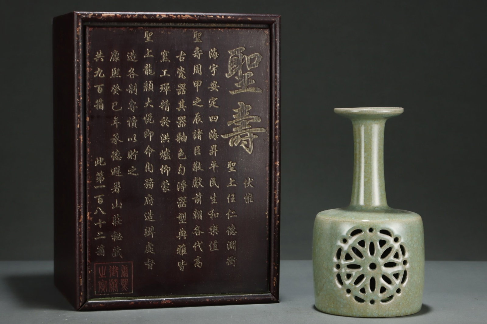 An Exquisite Ru yao Vase: An Exquisite Ru yao Vase,Song Dynasty,China,With Mark,Size:9.4inx5in 汝窑瓶,中国宋代,带款