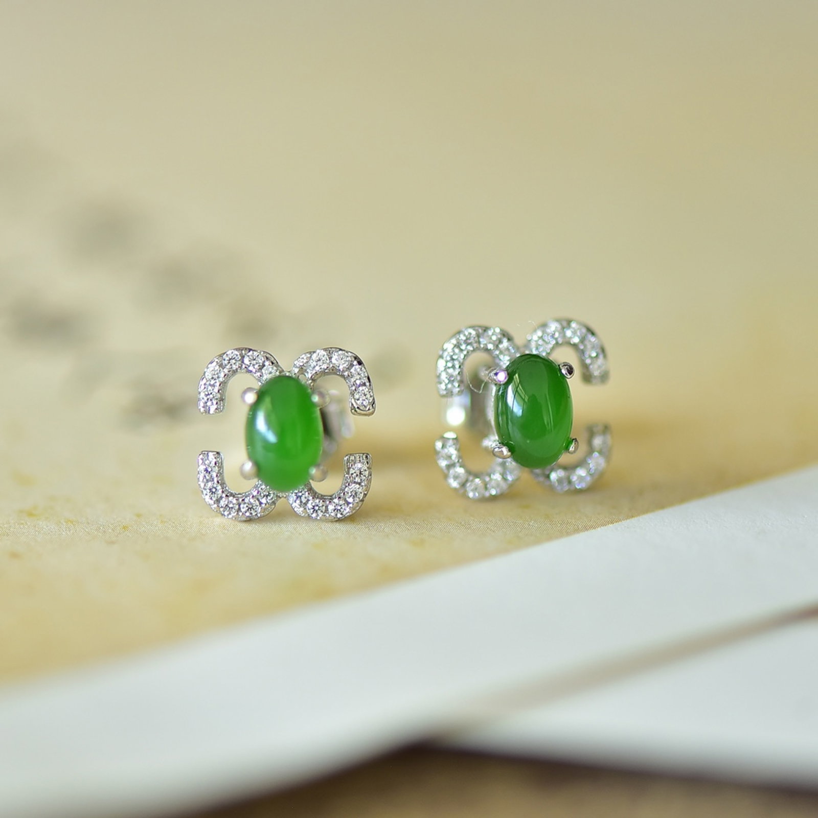 A Pair of Exquisite Sterling Silver Inlaid Jasper Earrings,Inlaid Diamond: A Pair of Exquisite Sterling Silver Inlaid Jasper Earrings,Inlaid Diamond,Size:0.2inx0.2in 一对纯银镶碧玉耳环,嵌钻石