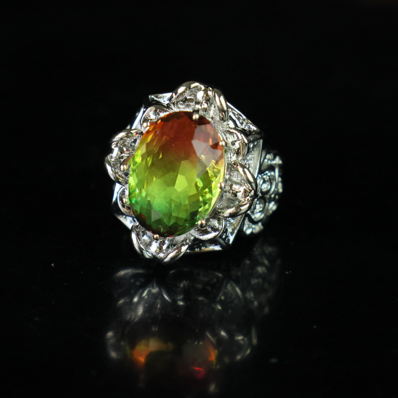 An Exquisite Ring: An Exquisite Ring,Size:0.7inx0.5in 一个精美的戒指