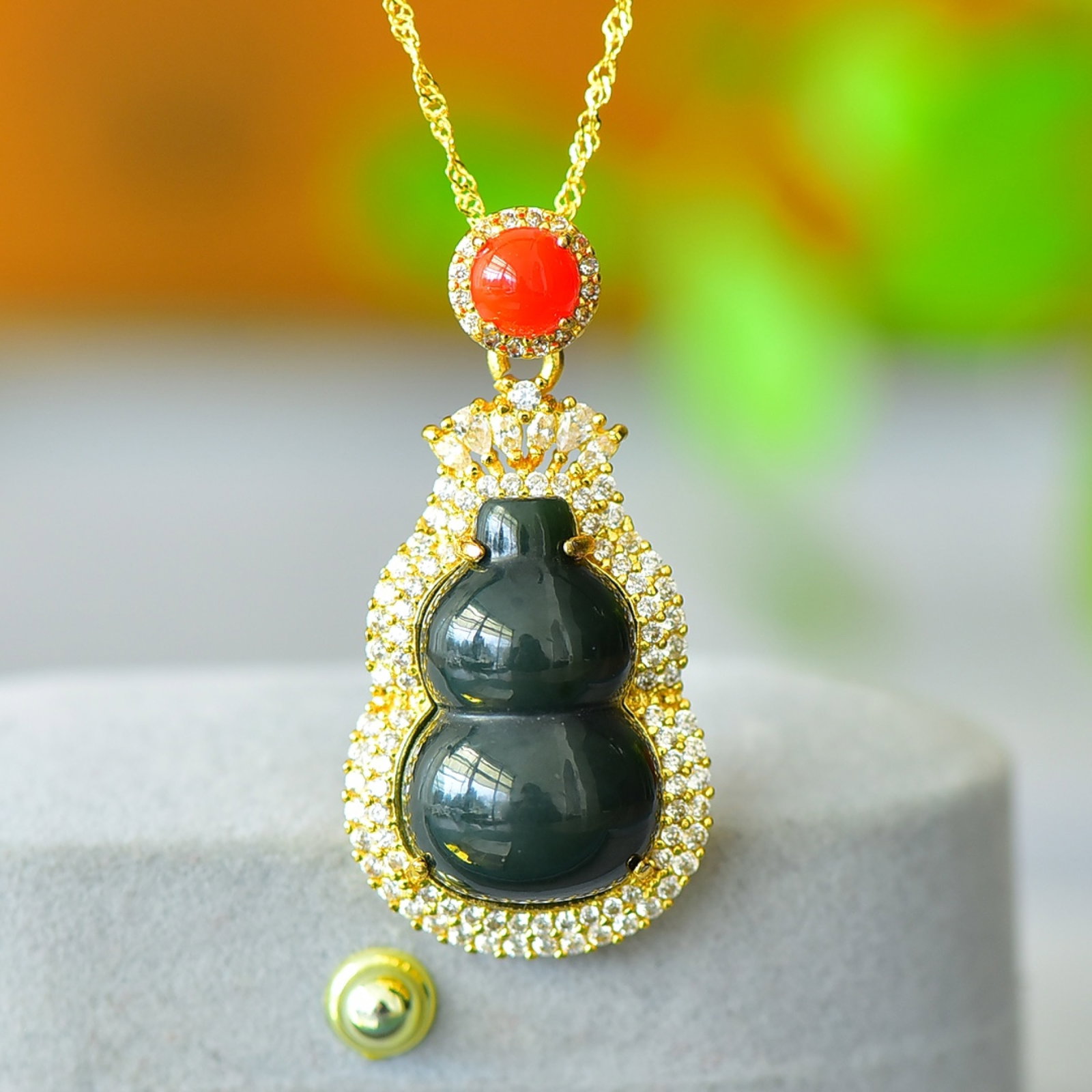 An Exquisite Bronze-Gold Plated Inlaid Green Jade Gourd Necklace,Inlaid Diamond: An Exquisite Bronze-Gold Plated Inlaid Green Jade Gourd Necklace,Inlaid Diamond,Size:0.6inx0.9in