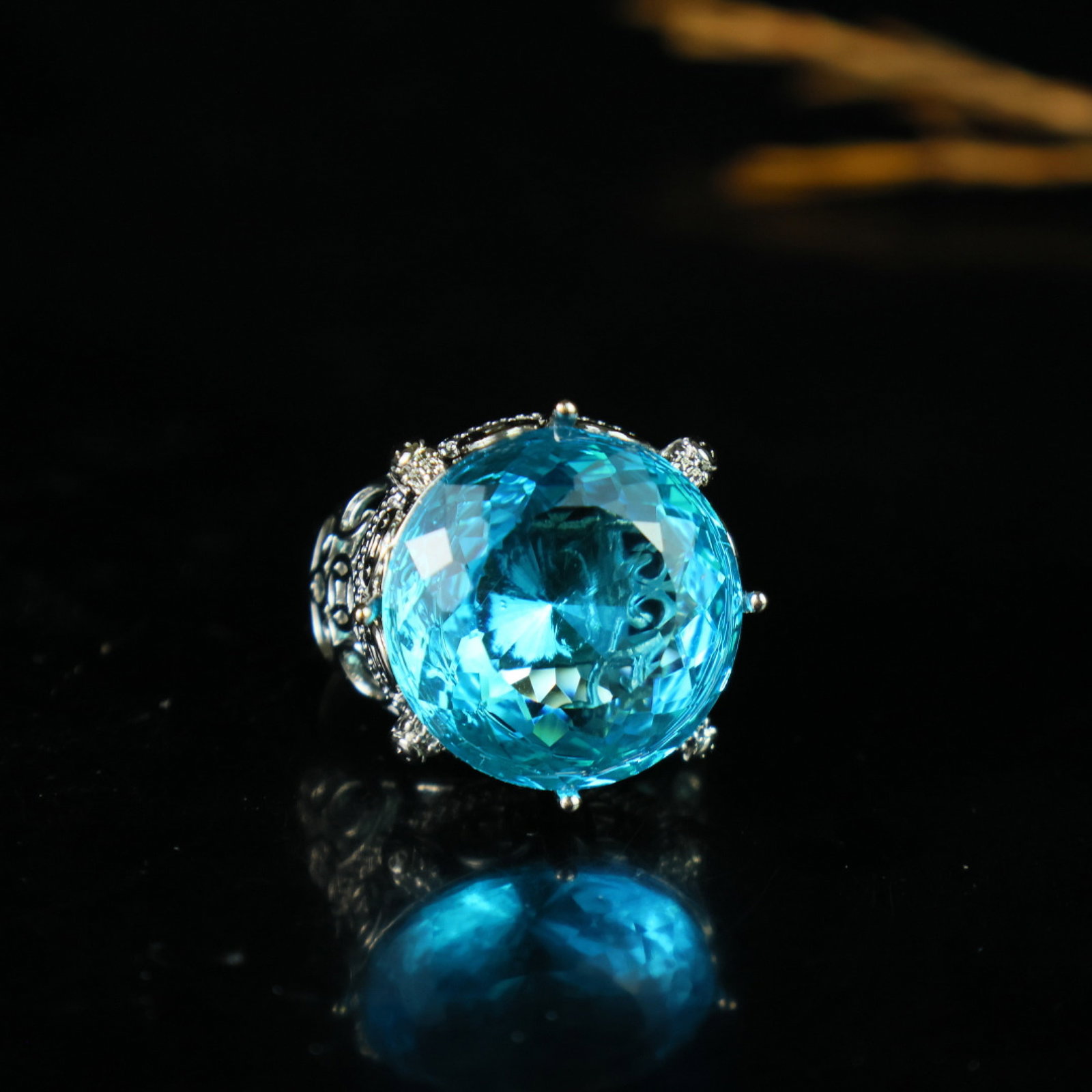An Exquisite Ring: An Exquisite Ring,Size:0.8inx0.5in 一个精美的戒指