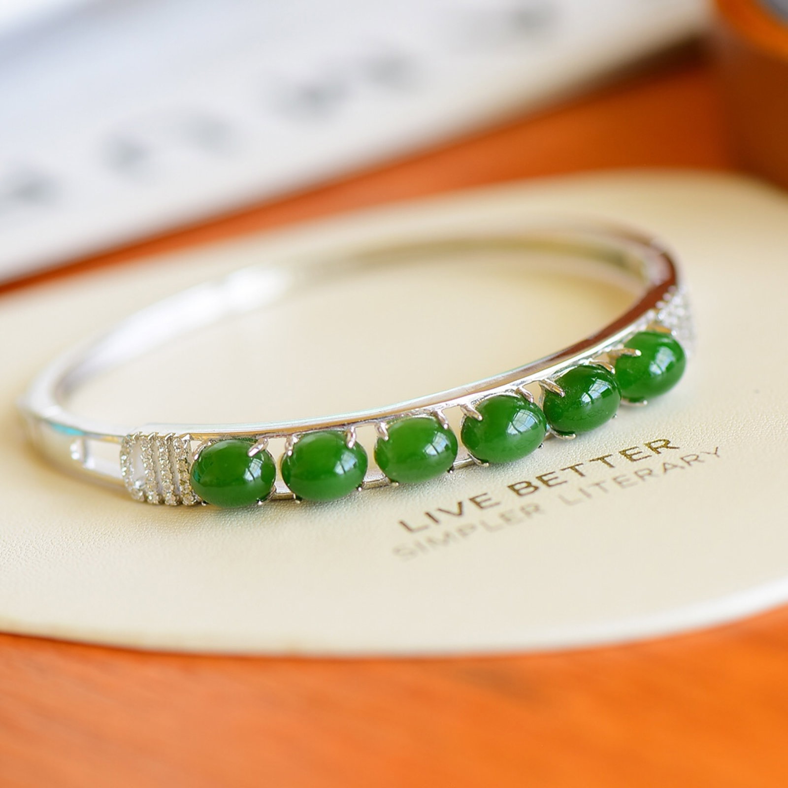 An Exquisite Sterling Silver Inlaid Jasper Bracelet,Inlaid Diamond: An Exquisite Sterling Silver Inlaid Jasper Bracelet,Inlaid Diamond,Size:0.2inx0.3in 纯银镶碧玉手镯,嵌钻石